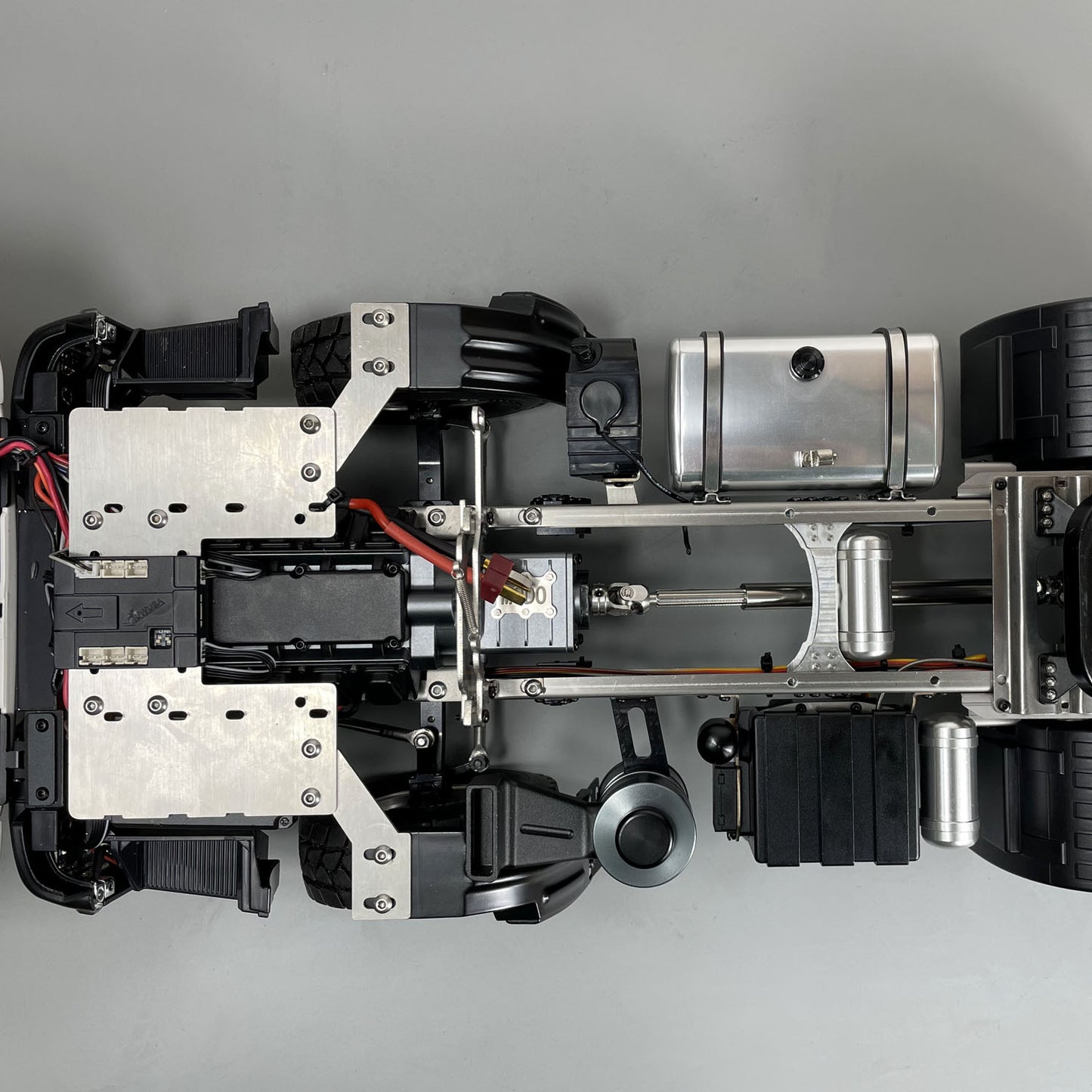 Camion tracteur RC en métal 1/14 4x2 PNP avec boîte de vitesses à 2 vitesses