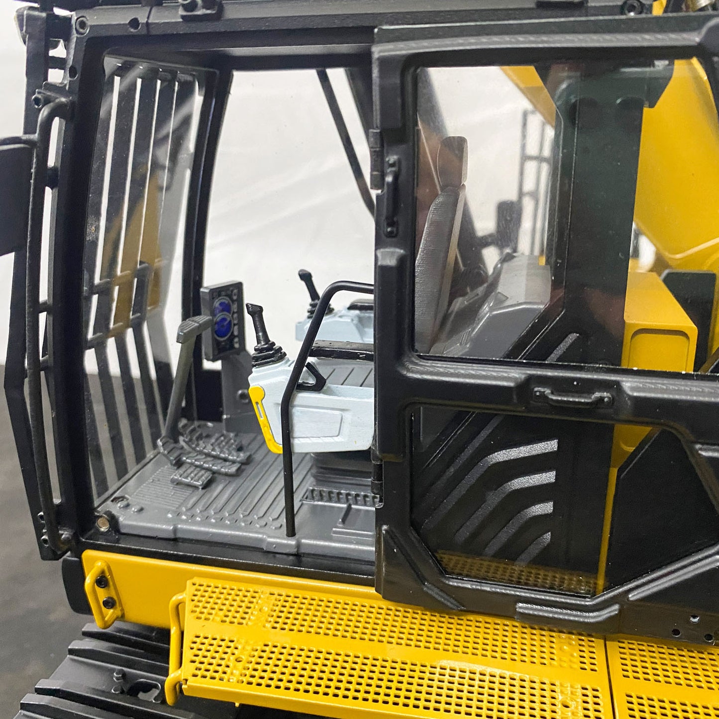 1/14 374 UHD 4-arm RC Hydraulic Demolition Excavator PL18EV