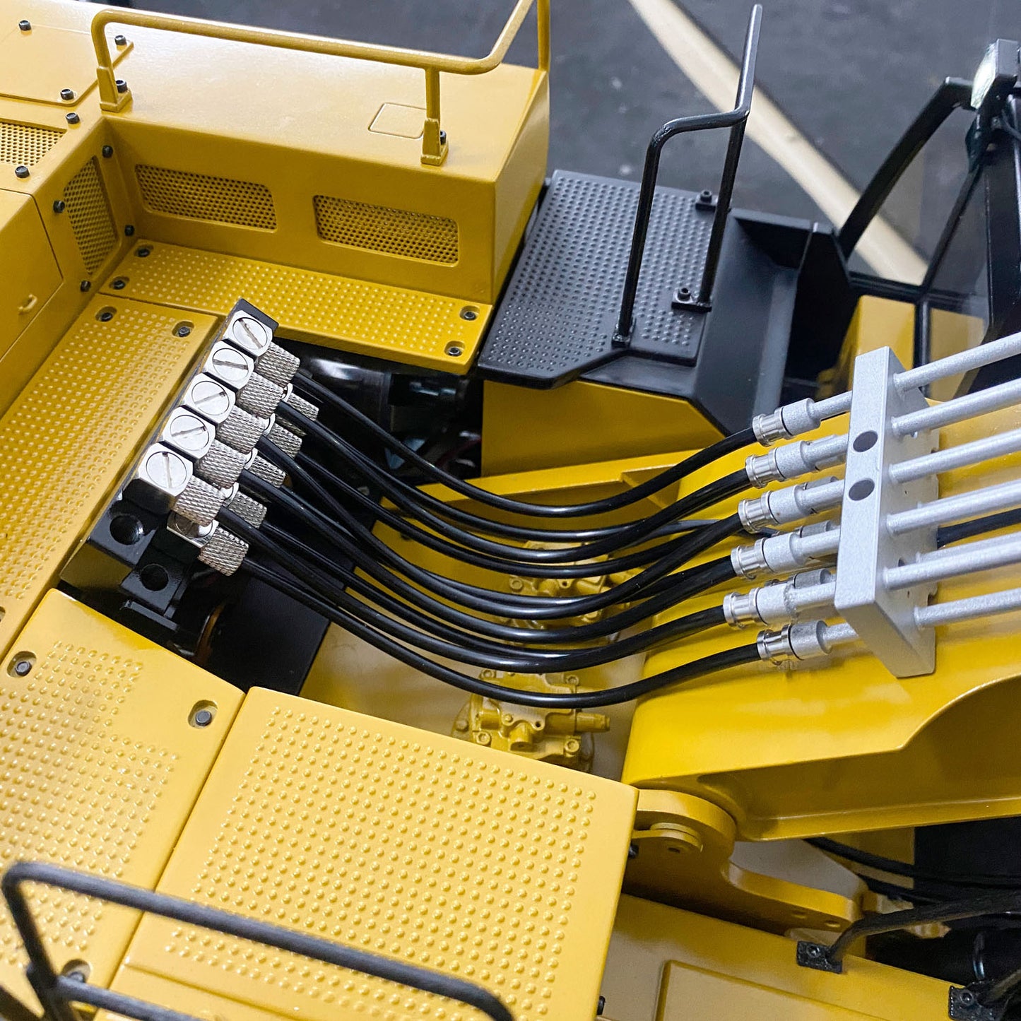 1/14 374 UHD 4-arm RC Hydraulic Demolition Excavator PL18EV