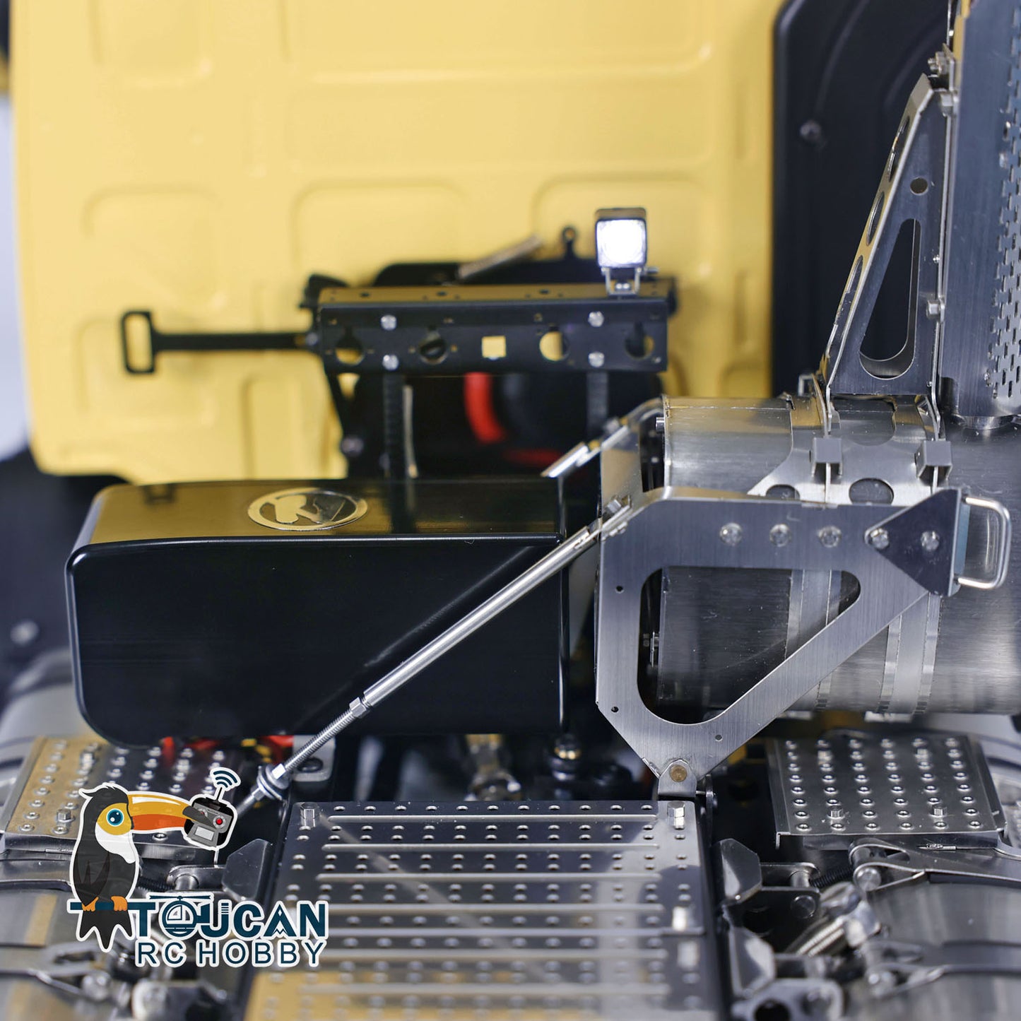 Camion tracteur télécommandé LESU 1/14 6x6 à 3 essieux