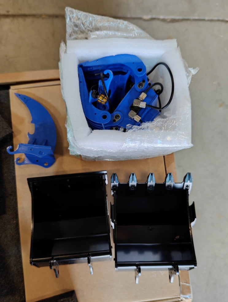 Second Hand Canada Stock EC380 1/14 RC Hydraulic Excavator Wheeled 3-arm Remote Control Diggers Model