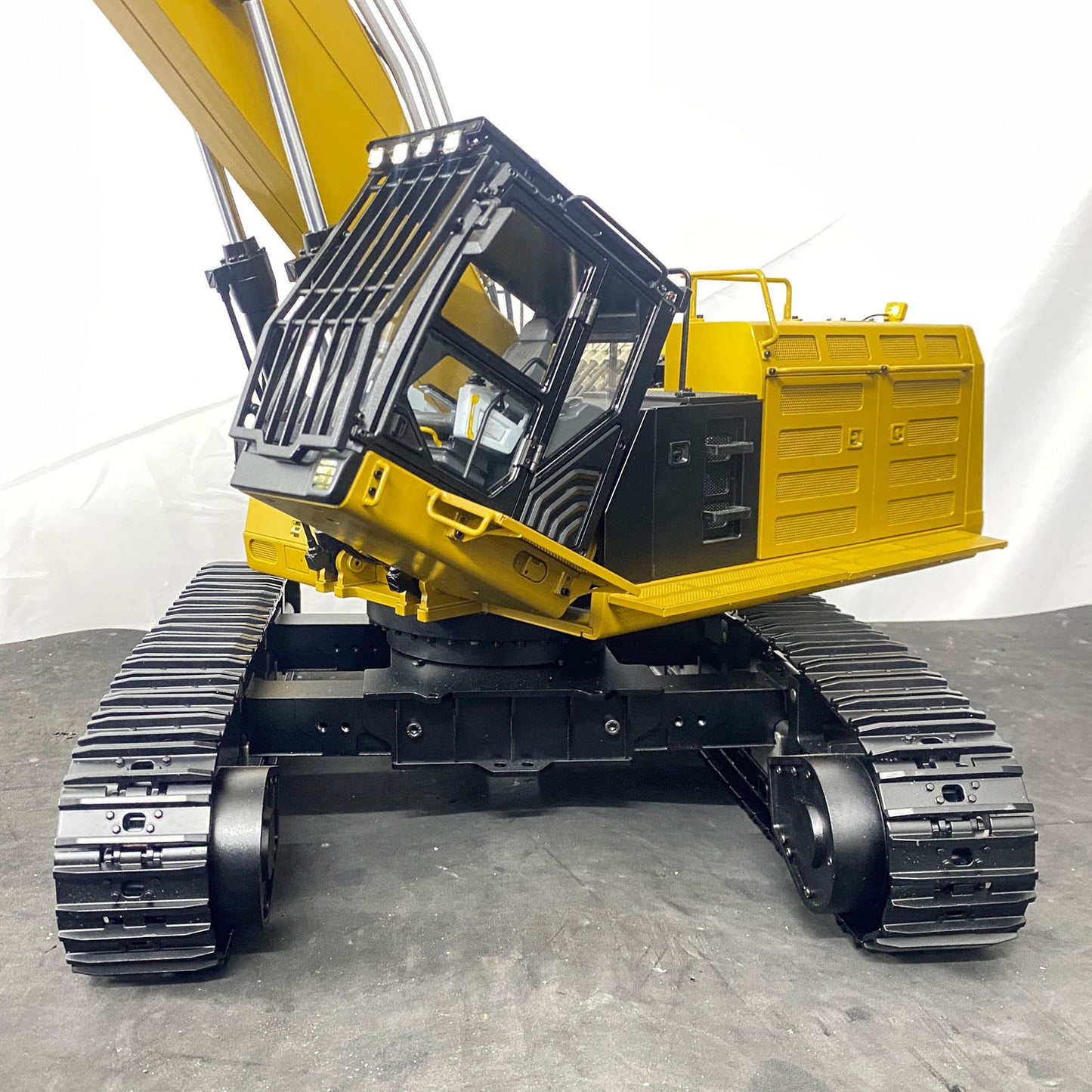 1:14 RC hydraulic excavator BMG heavy duty 26.5kg metal construction machine side view