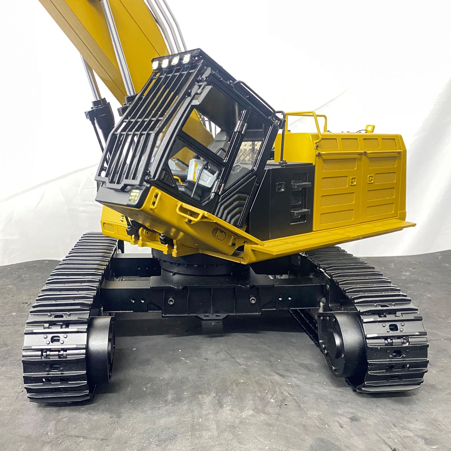 1:14 RC hydraulic excavator BMG heavy duty 26.5kg metal construction machine side view