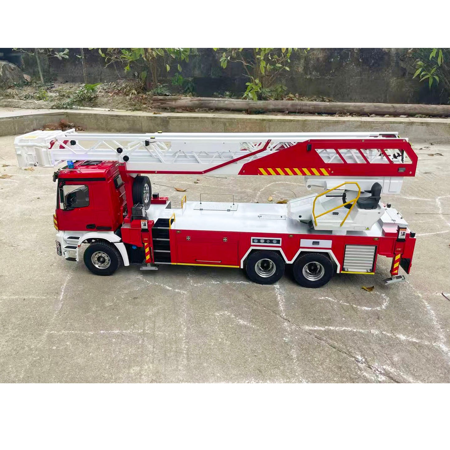 1/14 6x4 Remote Control Electric Lift Ladder Fire Truck 2Speed Gearbox Metal Chassis RC Rescue Vehicle Model Lights Sound System Drive Shafts