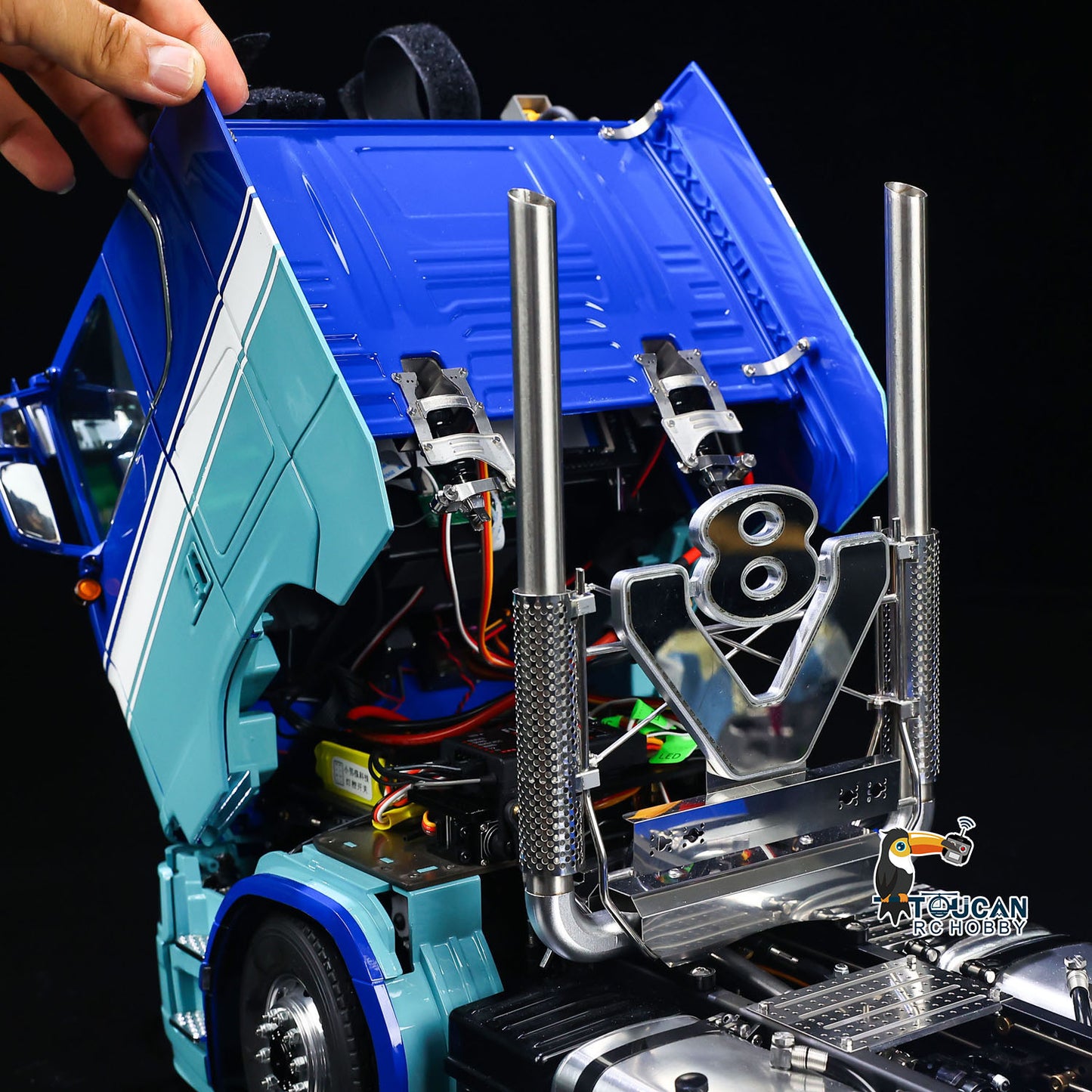 Unitru 06 770S 1/14 RC Tractor Truck Tilting Cab with Interior Detail