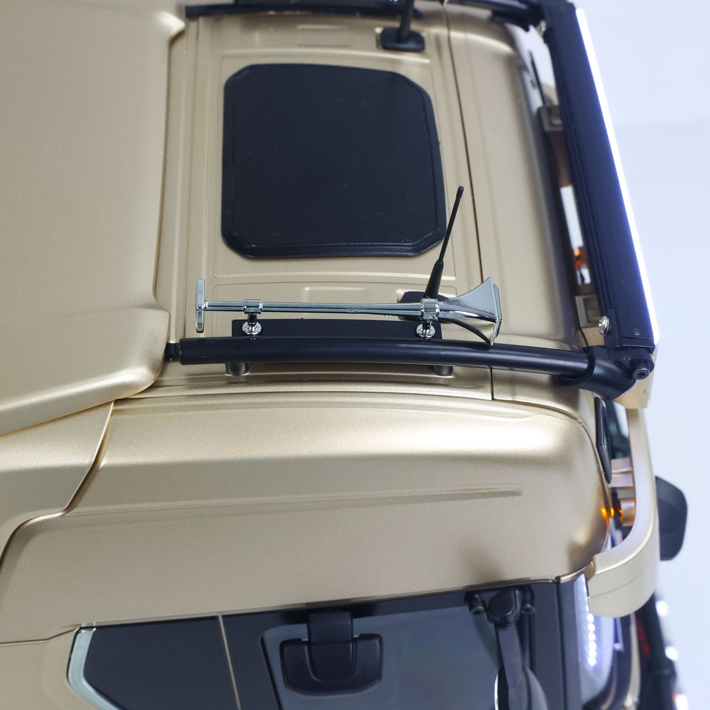 TOUCAN 1/14 Remote Control Tractor Truck 4X2 TAMIYA Chassis 56379 3Speed Gearbox Flowing Water Light Smoke Unit ST8 Radio RTR Demon Eye Electric Windshield Wiper