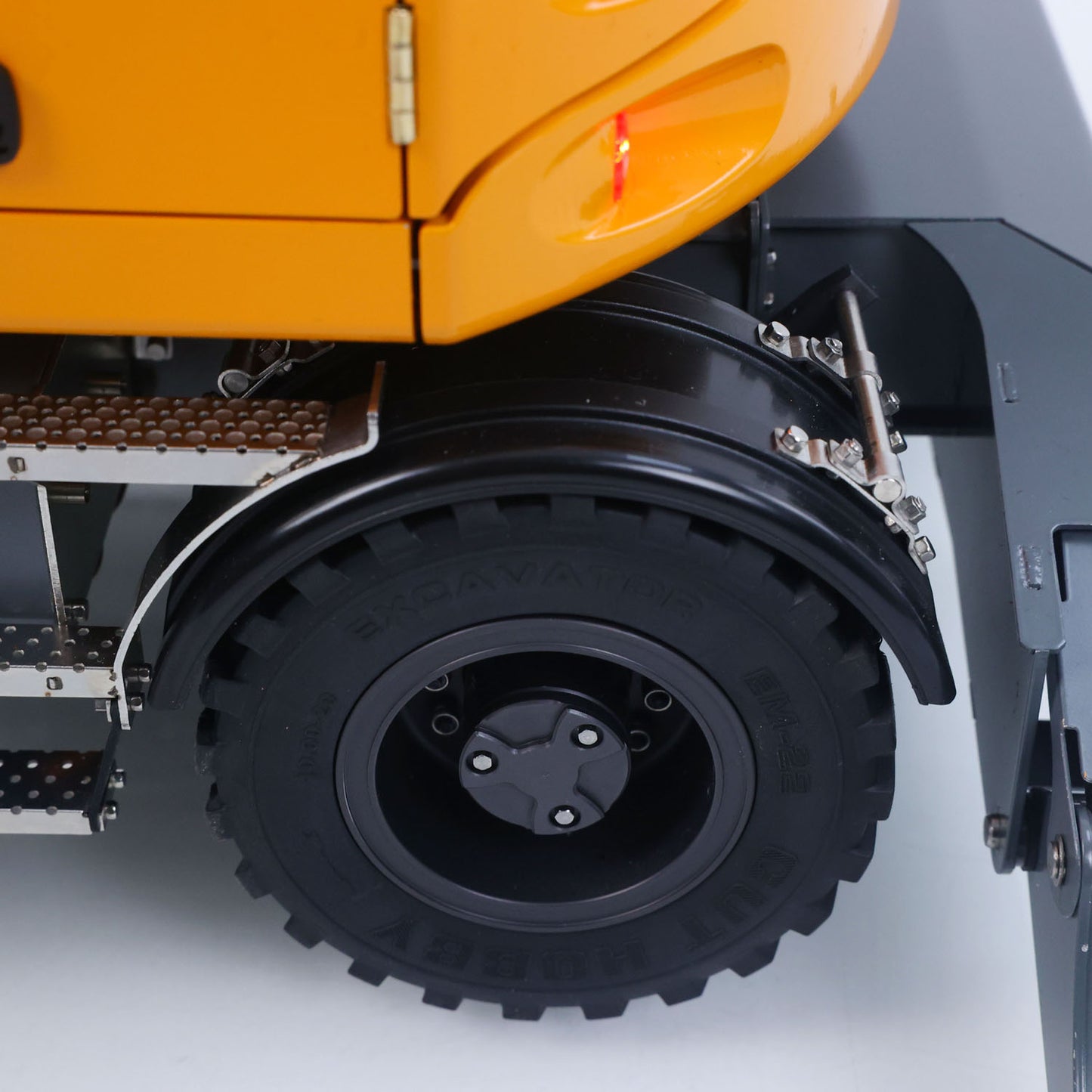 LR914 PRO MAX Metal 4WD 1/14 RC Hydraulic Wheeled Excavator 11-ways Valve Ready to Run Radio Controlled Digger PL18EV Lite Battery Light Sound System