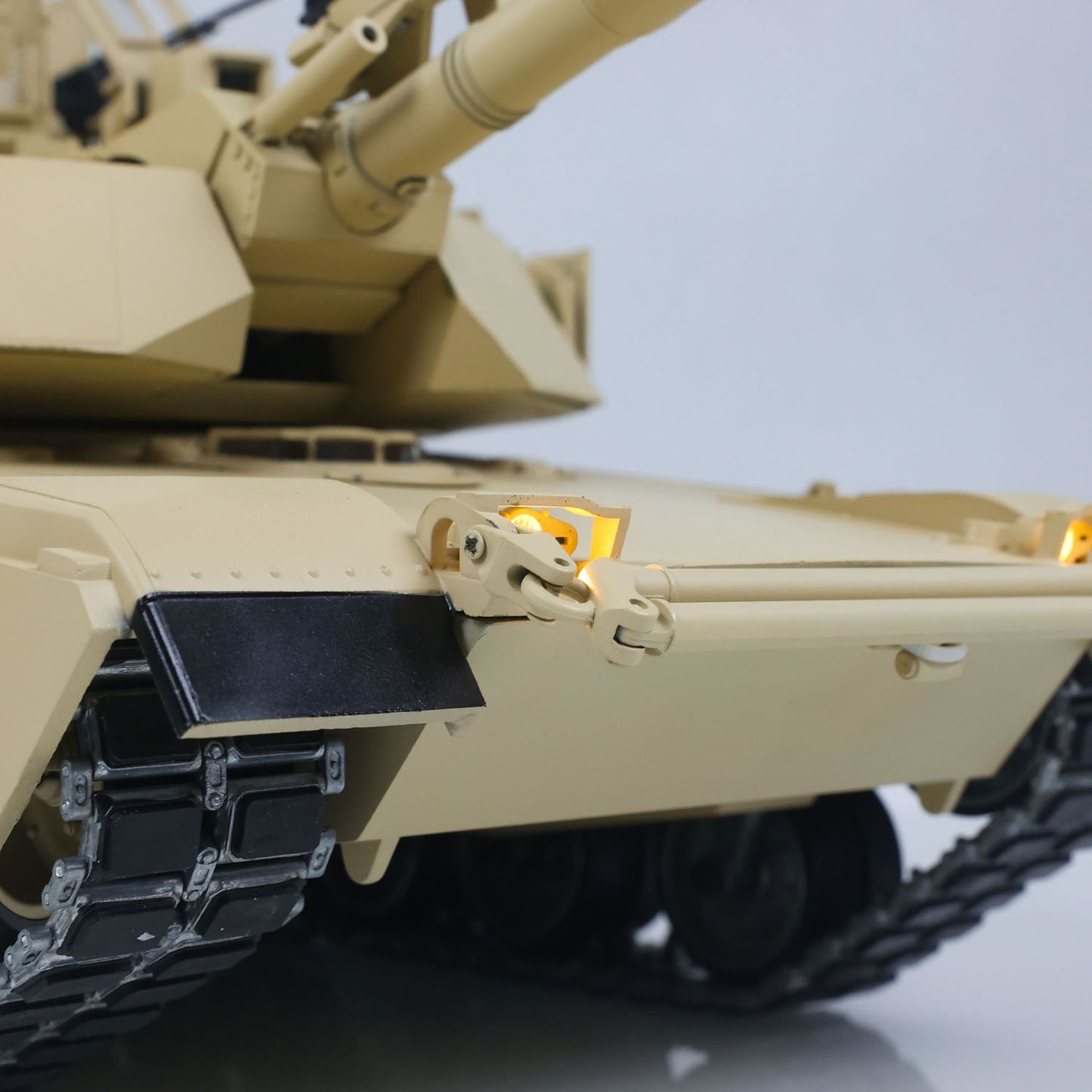TOUCAN 1/16 Metal RC Tank M1A2 Abrams IR Dual Current Driving Gearbox Barrel Recoil Elevation 360 Turret Rotation Smoke RTR FPV Camera Charger