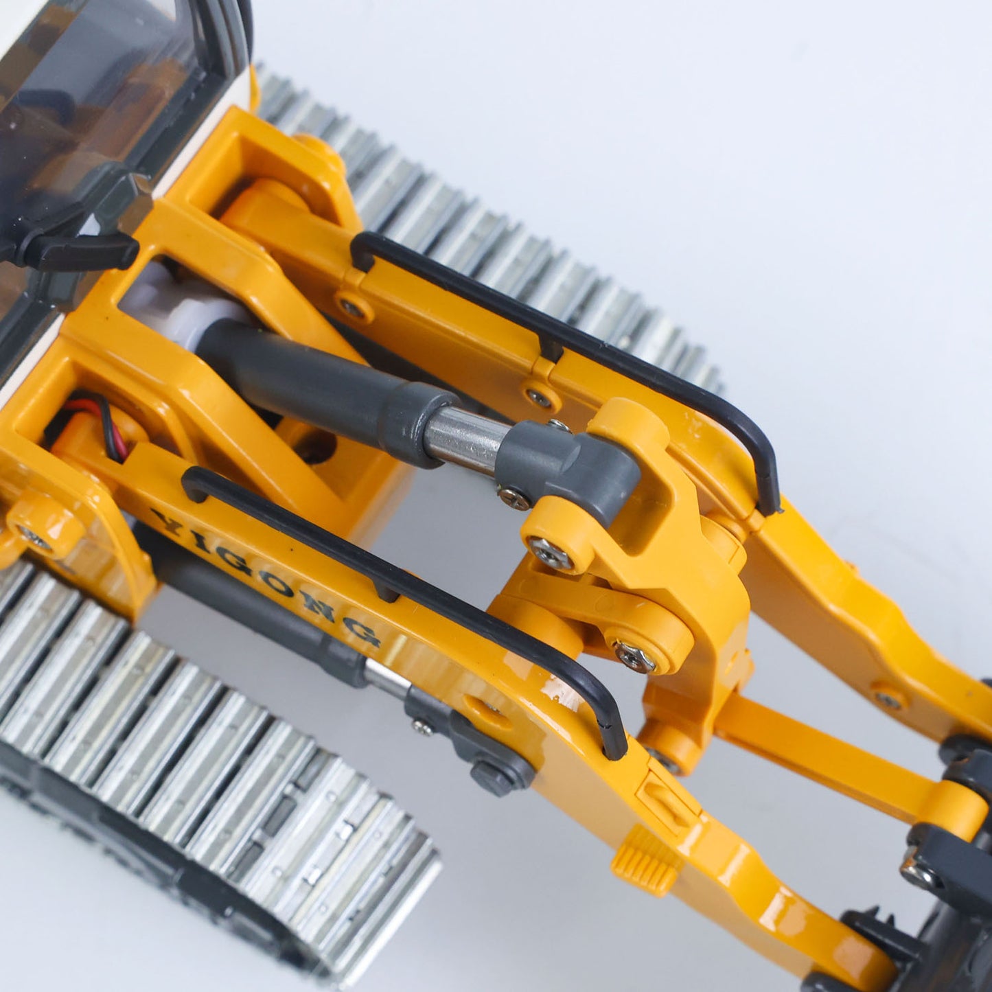 US STOCK 1:50 RC Electric Lifting Tracked Loader LR636 2.4G Construction Vehicle Metal Bucket Tracks Ripper RTR Model Light Sound Battery