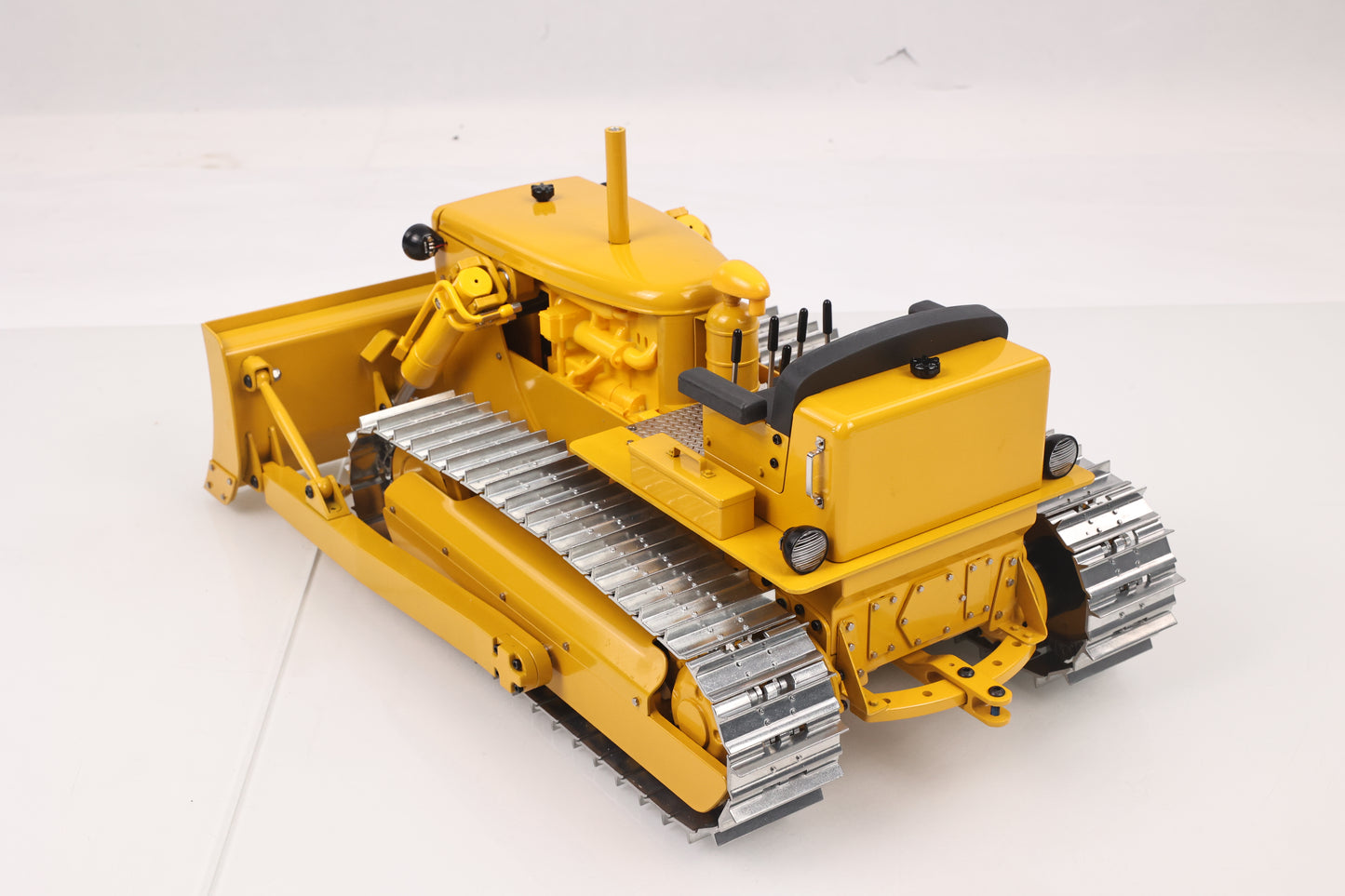 Deposit Pre-order 1/14 RC Metal Bulldozer D7 MD New Product Hydraulic Construction Vehicles Remote Control Car Model ST8 Light Sound Battery