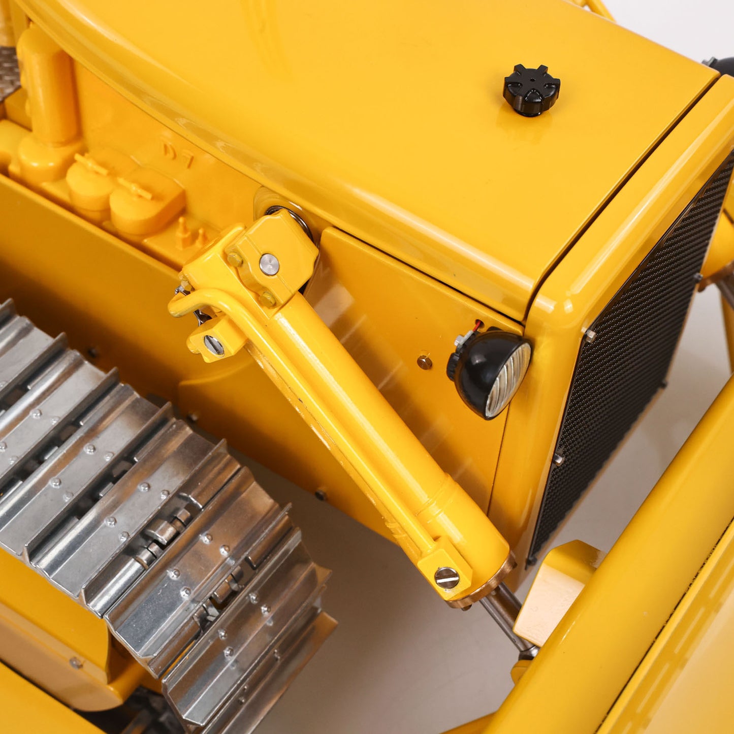 Metal 1/14 RC Hydraulic Bulldozer D7 Remote Control Dozer Model Engineering Vehicle Flysky Radio Light Sound System Battery