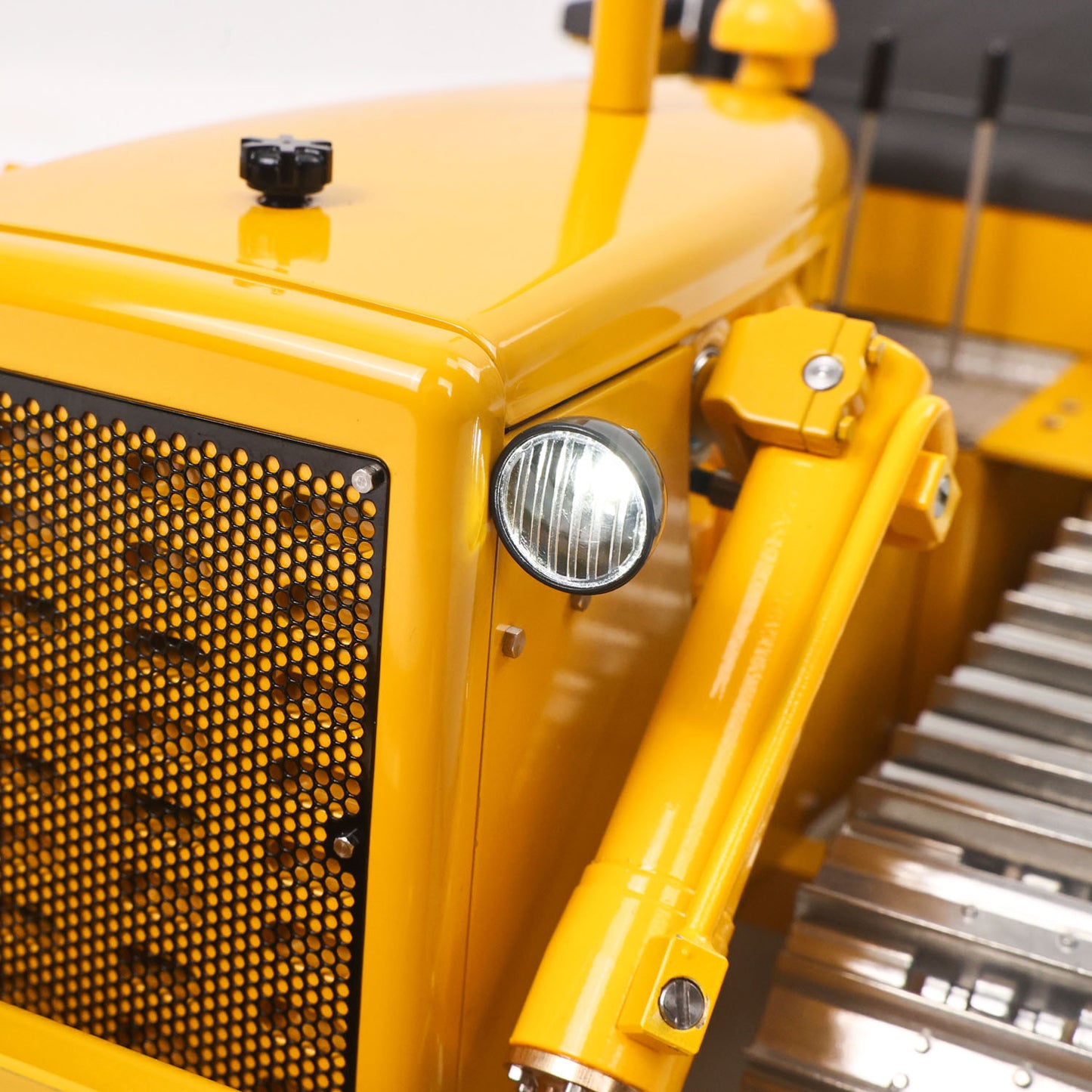 Metal 1/14 RC Hydraulic Bulldozer D7 Remote Control Dozer Model Engineering Vehicle Flysky Radio Light Sound System Battery