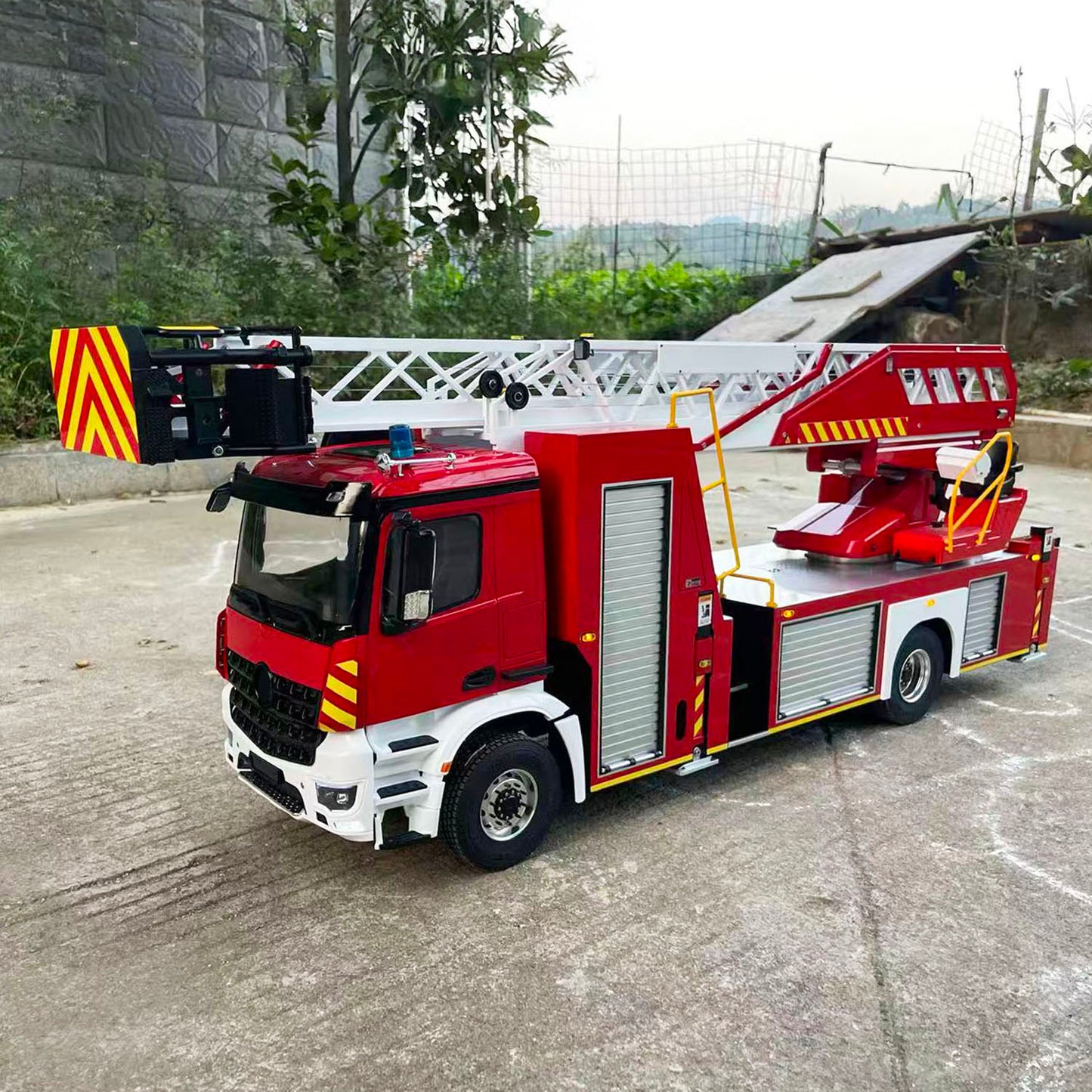 1/14 Remote Control Lift Ladder Fire Truck Electric RC Rescue Vehicle 4x4 Metal Chassis Flysky ST8 Radio Light System Sounds
