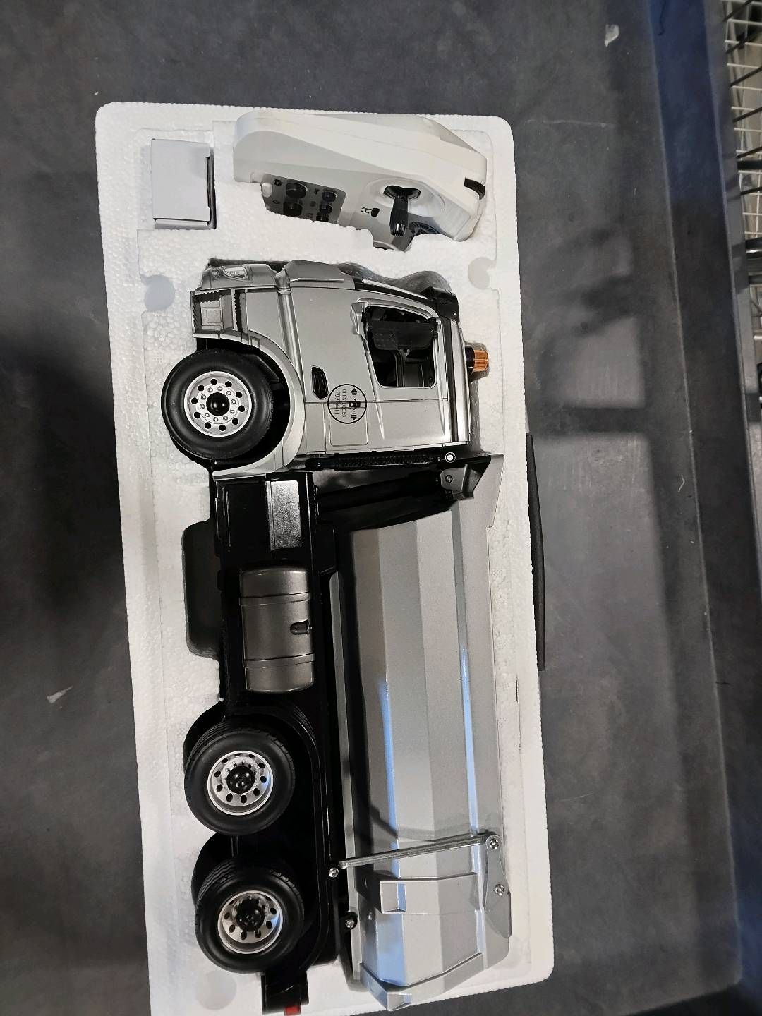 Second Hand CA Stock DoubleE E590 003 1/20 RC Dump Truck 6X6 Electric Lifting Remote Control Tipper Metal Gears Sounds Lights Model Vehicle RTR
