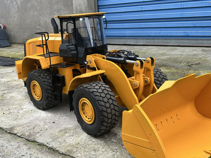 1/8 4WD Metal Chassic Remote Control Hydraulic Loader 982 Differential Locks 3CH Valve RC Construction Vehicle Smoke Light Sound