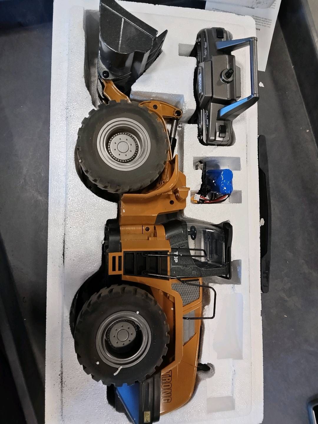 Second Hand CA Stock 1/14 HUINA Toys 2.4G Radio Controlled Loader 1583 Electric Lifting System Lights Sound RC Construction Vehicles Assembled