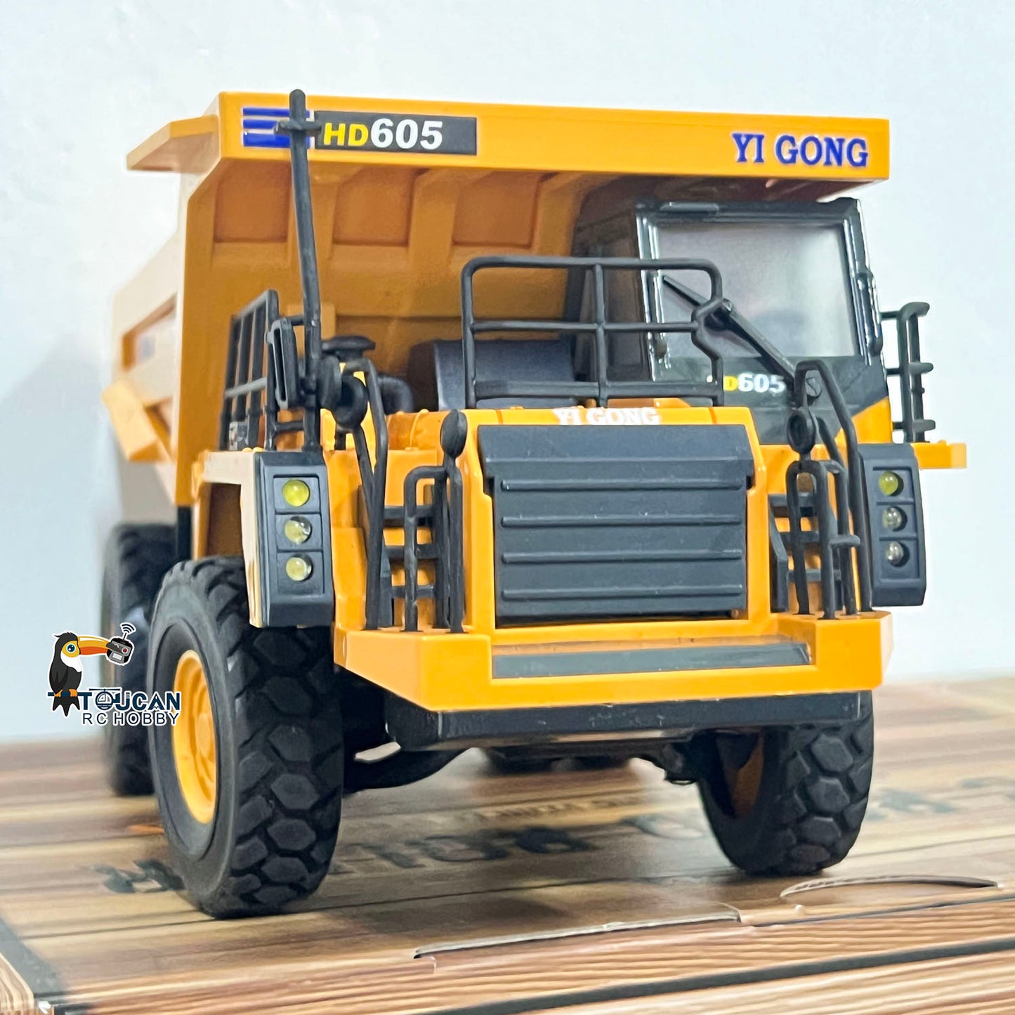 1/50 Electric Remote Control Vibrating Sand Sieve Machine 180 RC Dump Truck Loader Model Lights Sounds Half Metal Mini Gift