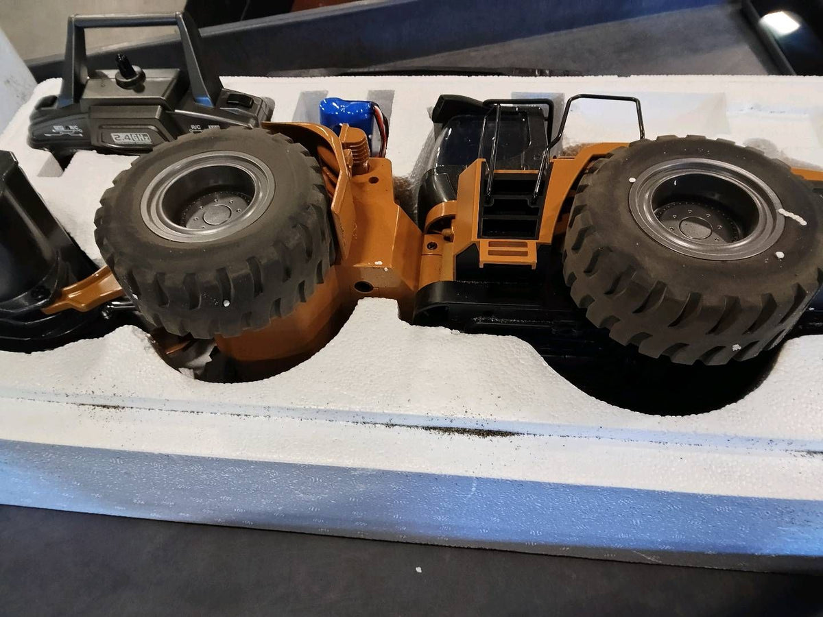 Second Hand CA Stock 1/14 HUINA Toys 2.4G Radio Controlled Loader 1583 Electric Lifting System Lights Sound RC Construction Vehicles Assembled