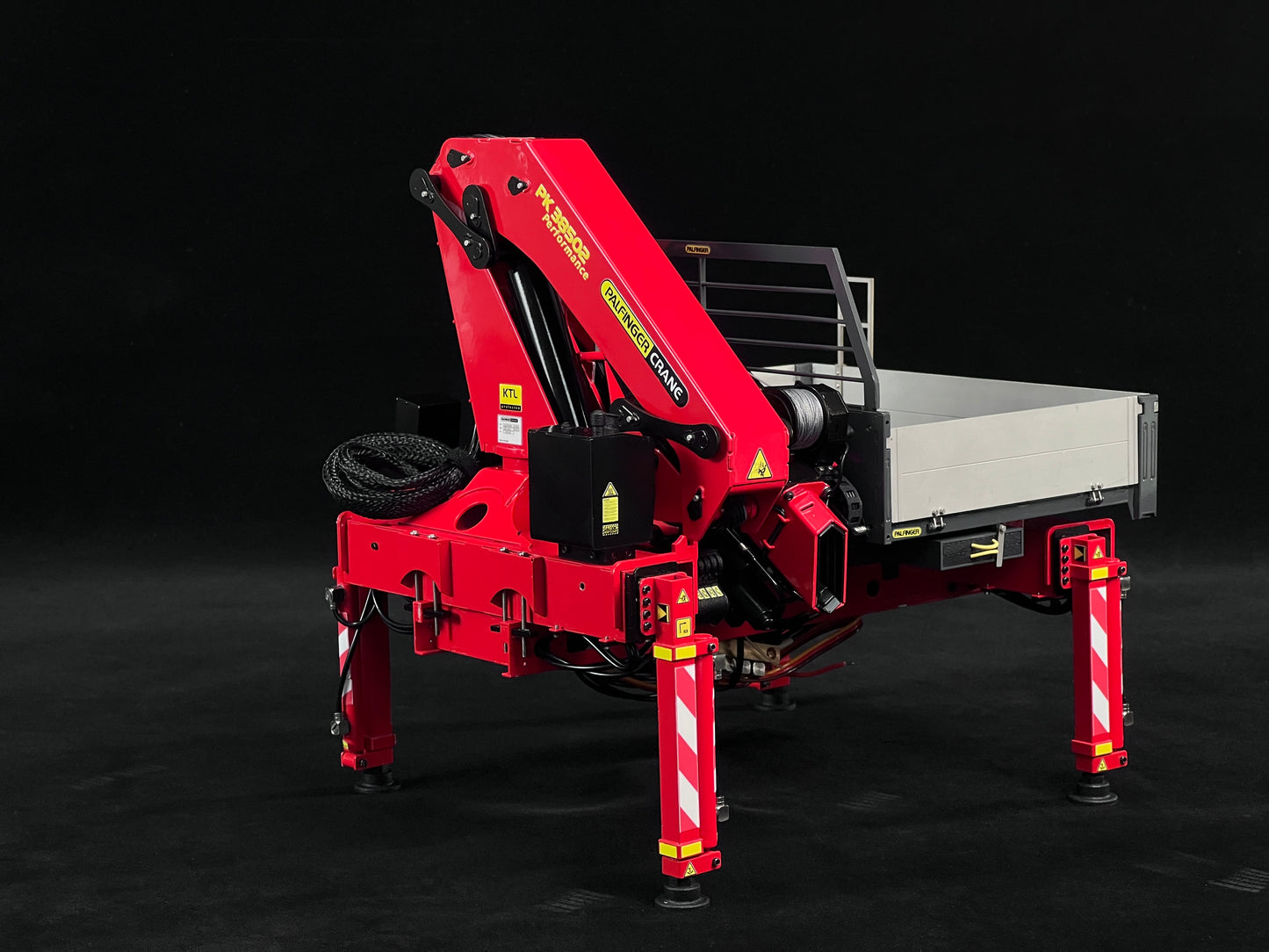 1/14 U535 4X4 RC Crawler Truck Metal Off-Road Vehicle Hydraulic Crane Cargo Bed 2-Speed Gearbox Diff Lock LED Light Sound System