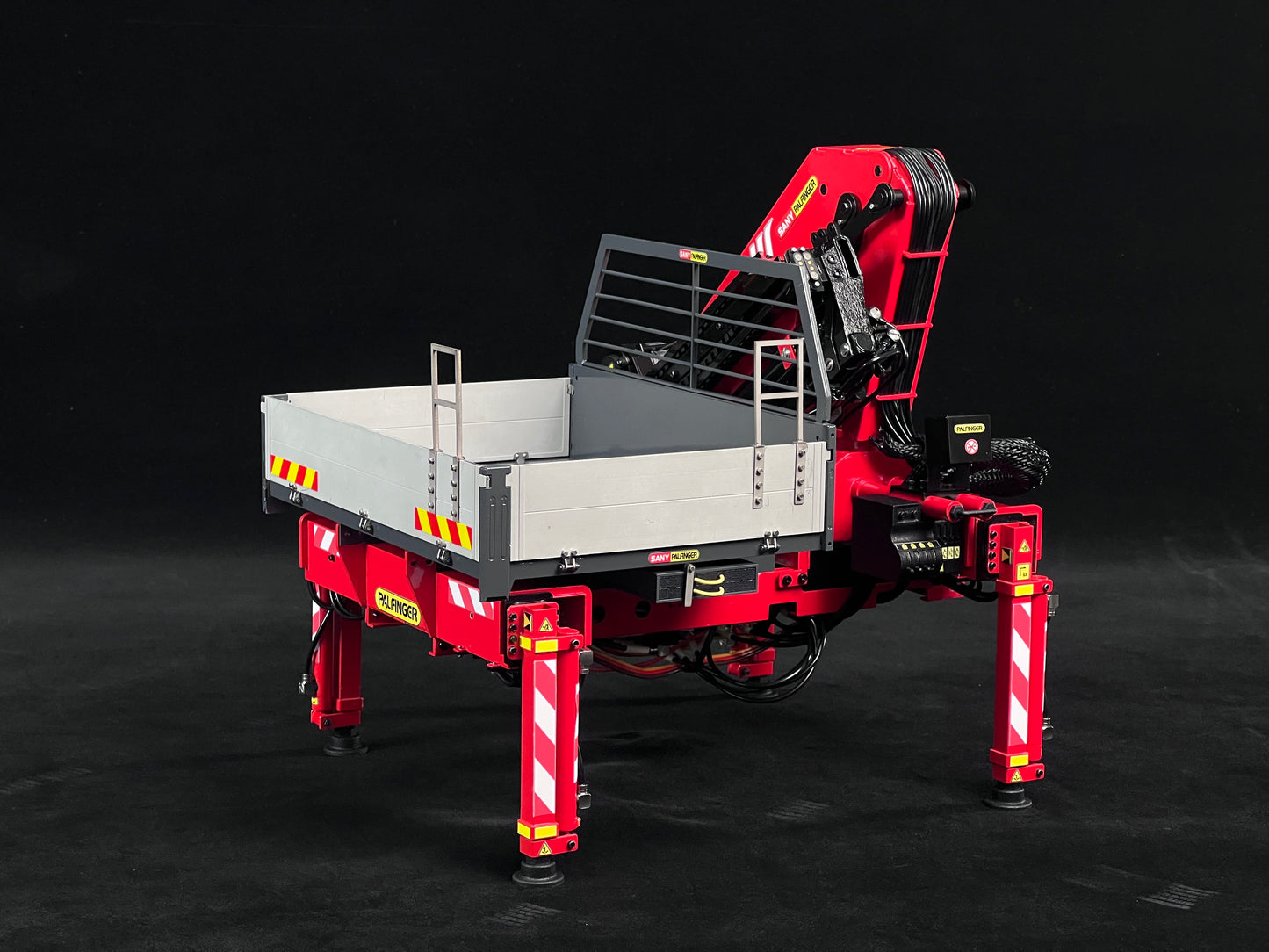 1/14 U535 4X4 RC Crawler Truck Metal Off-Road Vehicle Hydraulic Crane Cargo Bed 2-Speed Gearbox Diff Lock LED Light Sound System