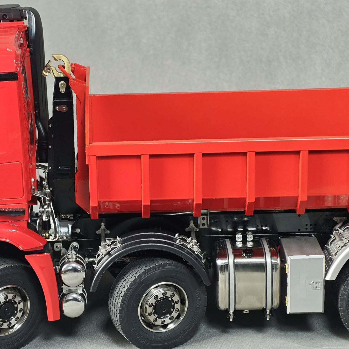 8X8 1/14 Remote Control Hydraulic Roll On Off Dumper 5 Valves RC Full Tipper 3Speed Transmission Light System Sound No Battery