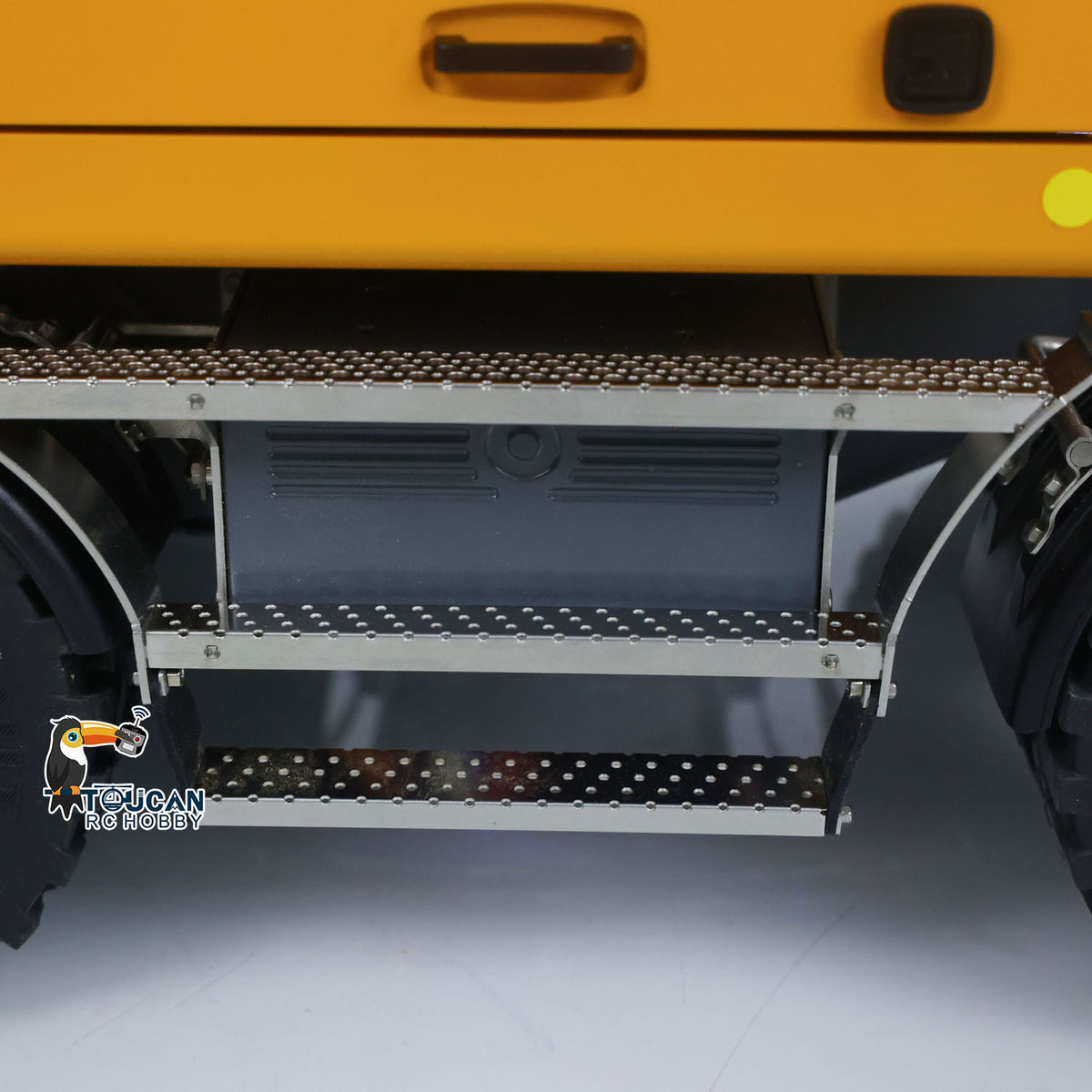 CUT 1/14 RC 914 Standard Wheeled Excavator Chassis Side Close‑Up, Metal Anti‑Slip Step And Built‑In Battery Compartment Structure