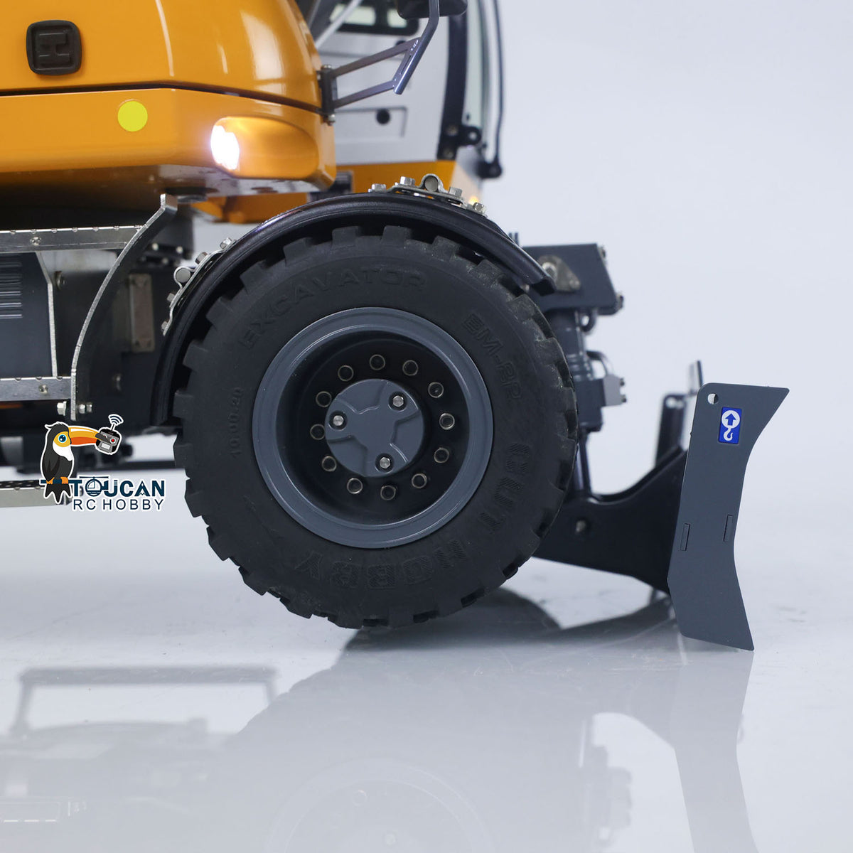 CUT 1/14 RC 914 Standard Wheeled Hydraulic Excavator Close‑Up, Lowered Ground‑Contact Dozer Blade, Display Blade Mounting And Hydraulic Cylinder Assembly