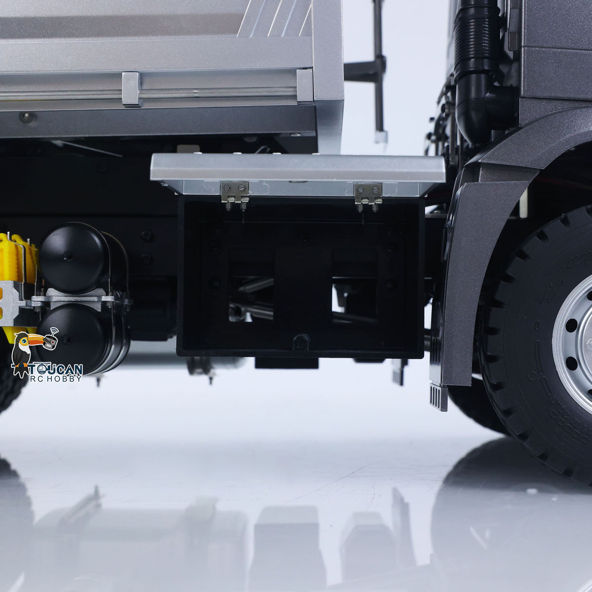 KABO‑5702 1/14 RC 6x6 Dump Truck Front Wheel Suspension Close-Up,85mm Off-Road Tire & Axle Assembly Detail