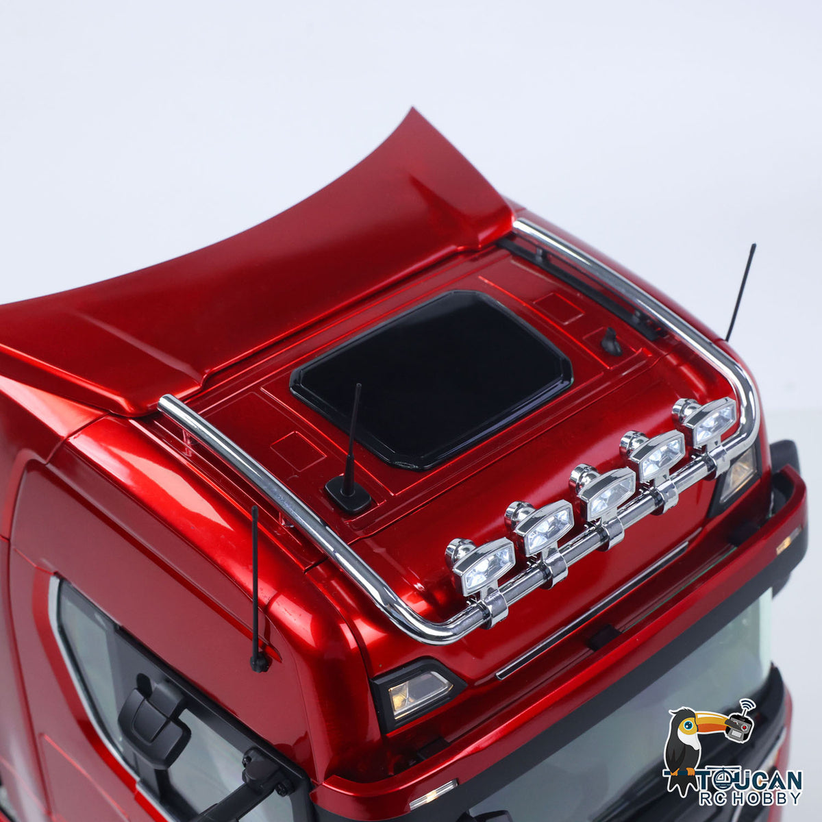 KABO-K770S-100 1/14 RC Tractor Truck Red Cabin Roof Close-Up,Painted Shell And Decorative Lamp Assembly Details