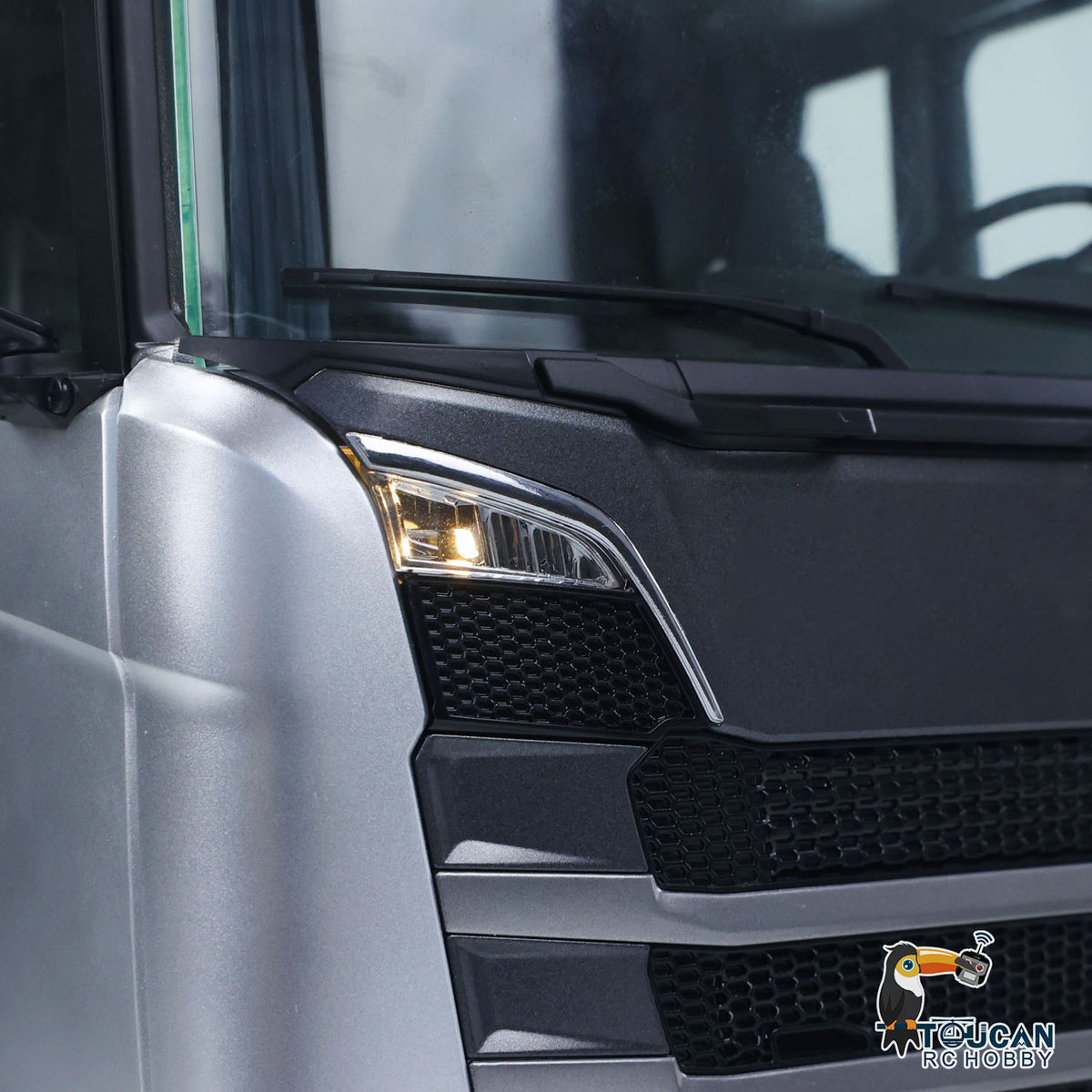 KABO-K770S-100 1/14 RC 6x6 Tractor Truck Silver Front-Face Close-Up,High-Quality Painted Cab And Lamp Unit Details