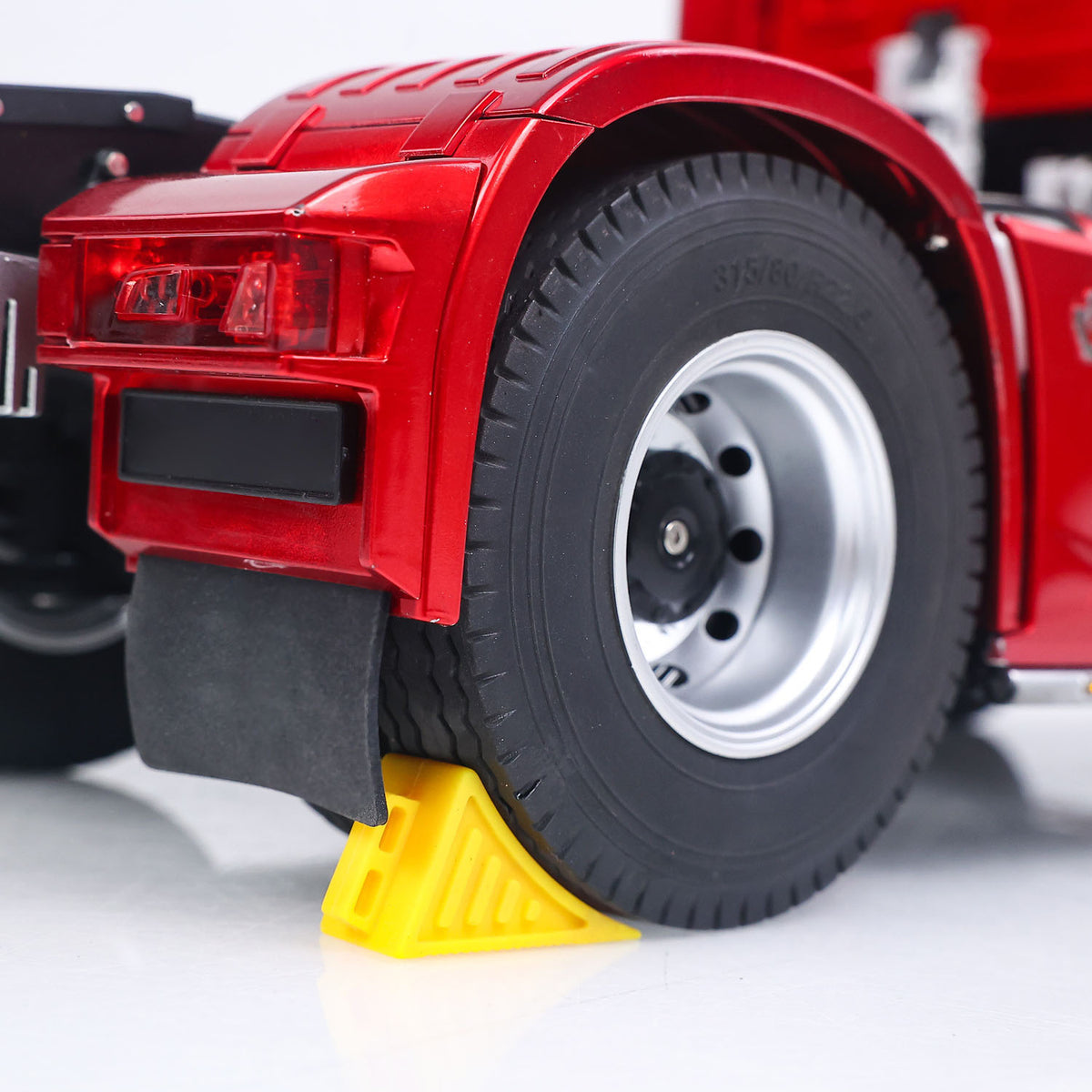 KABO K770S-100 1/14 RC 4X2 Tractor Truck Rear Wheel Close-Up, Wheel Arch, Fender & Durable Rubber Tire Detail