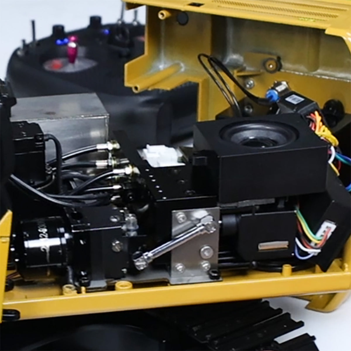 KABO-K961-100S-PRO 1/18 RC Excavator Opened Top Hull Close-Up,Neat Internal Wiring,Light And Sound Module Layout