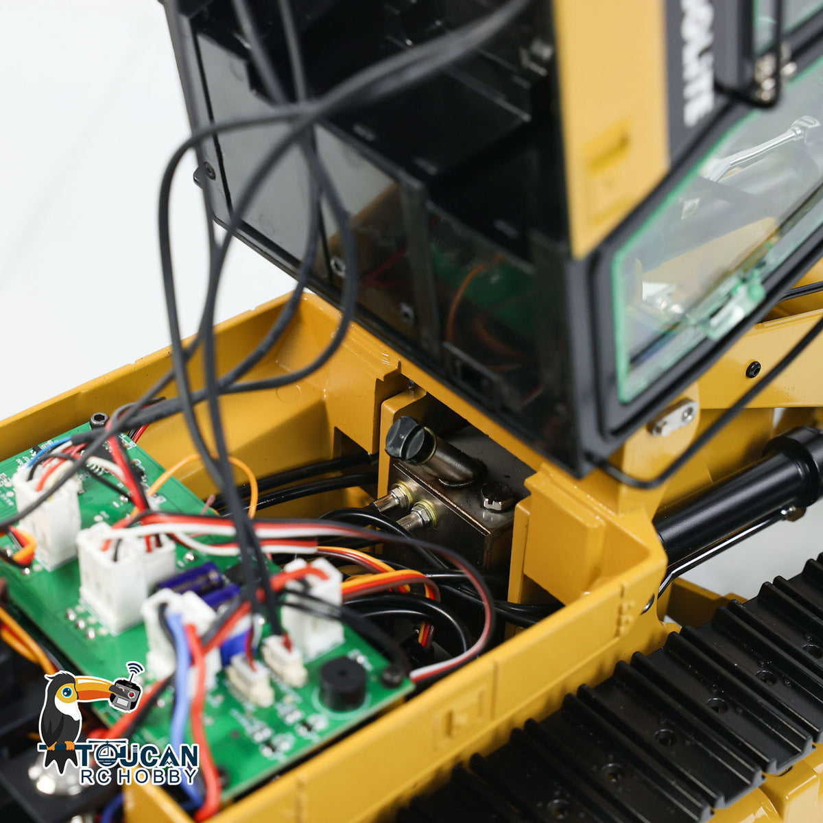 KABO‑K963‑100 1/16 RC Hydraulic Tracked Loader Opened Top Hull Close‑Up,Internal Main Control Circuit Board And Wiring Layout