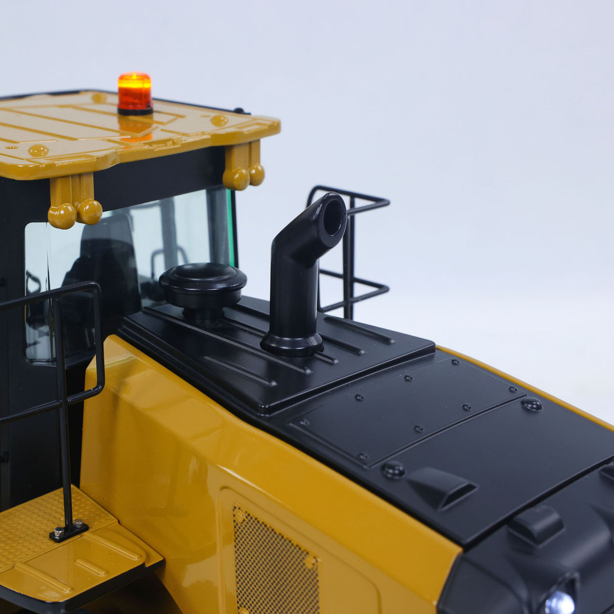 KABO‑K966 1/16 RC Hydraulic Wheel Loader Roof Close‑Up, Rotating Warning Beacon Light And Simulated Exhaust Component