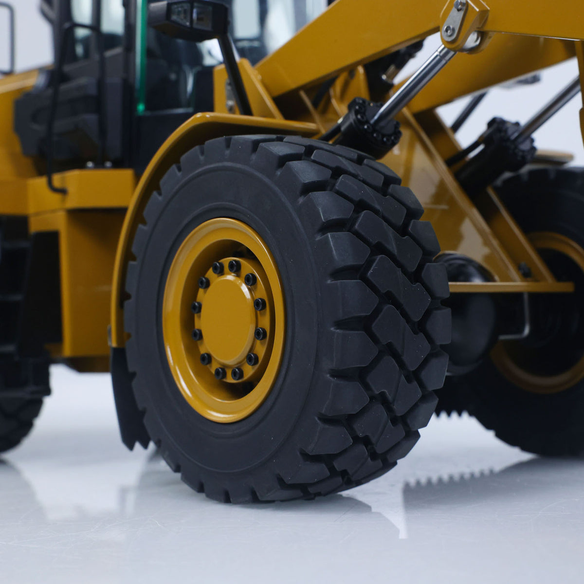 KABO‑K966 1/16 RC Hydraulic Wheel Loader Heavy‑Duty Tire And Metal Wheel Hub Close‑Up, Planetary Reduction Drive Axle Detail