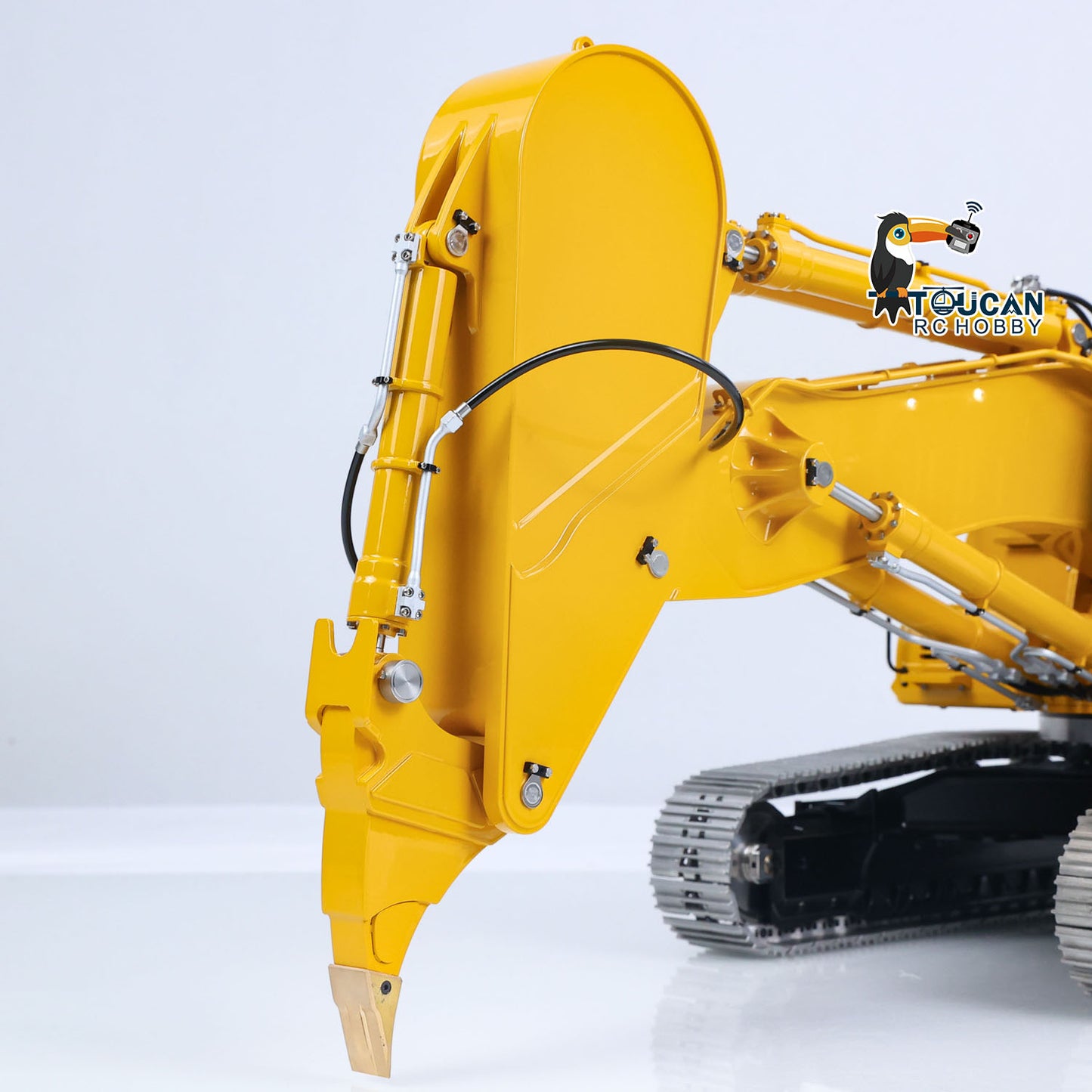 LS 1/14 RC PC500 Rock Arm Excavator Close‑Up, Metal Rock Bucket And Hydraulic Cylinder Pipeline Details, Yellow RC Digger Accessory