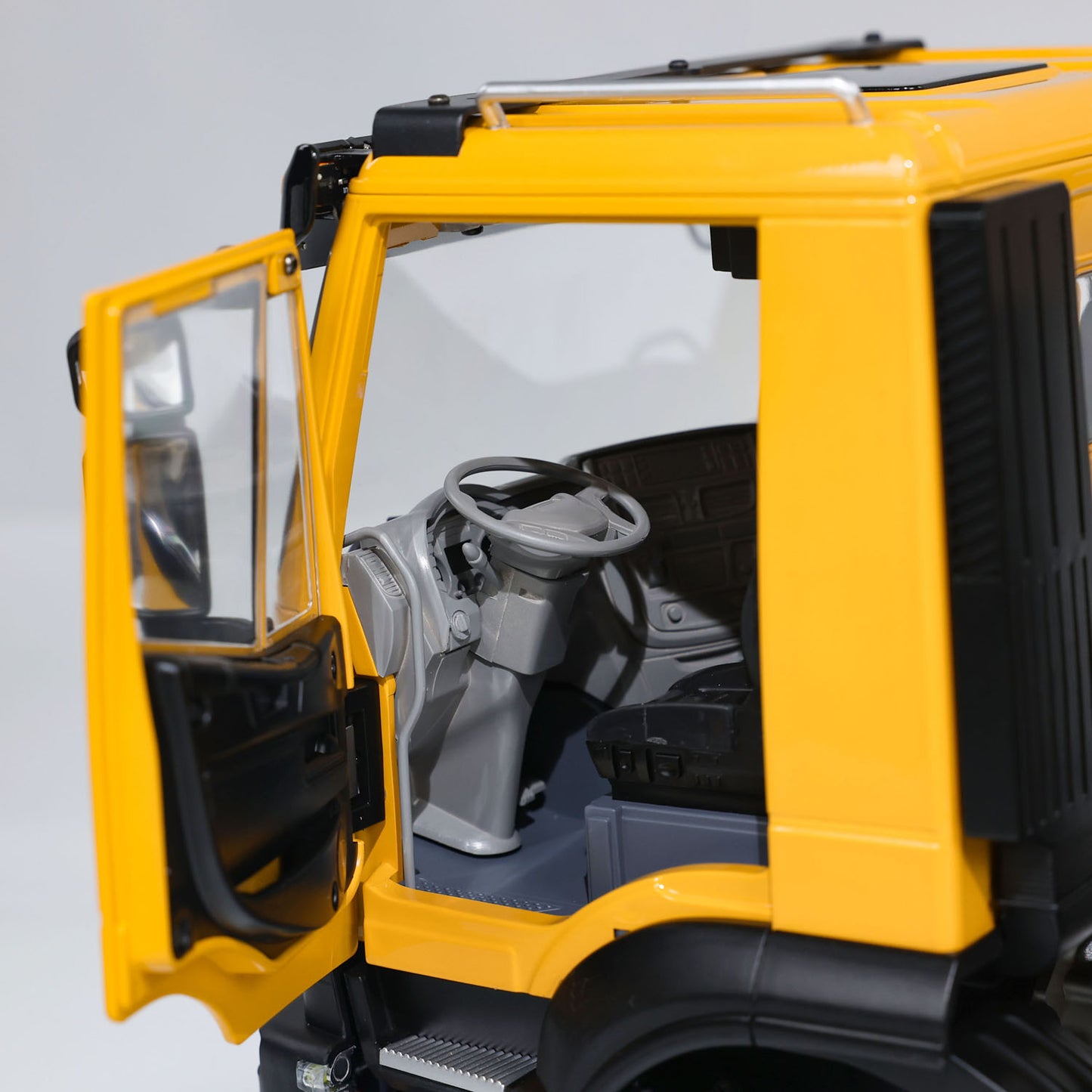 MD 1/14 8x8 metal hydraulic RC dump truck openable left cab door detail