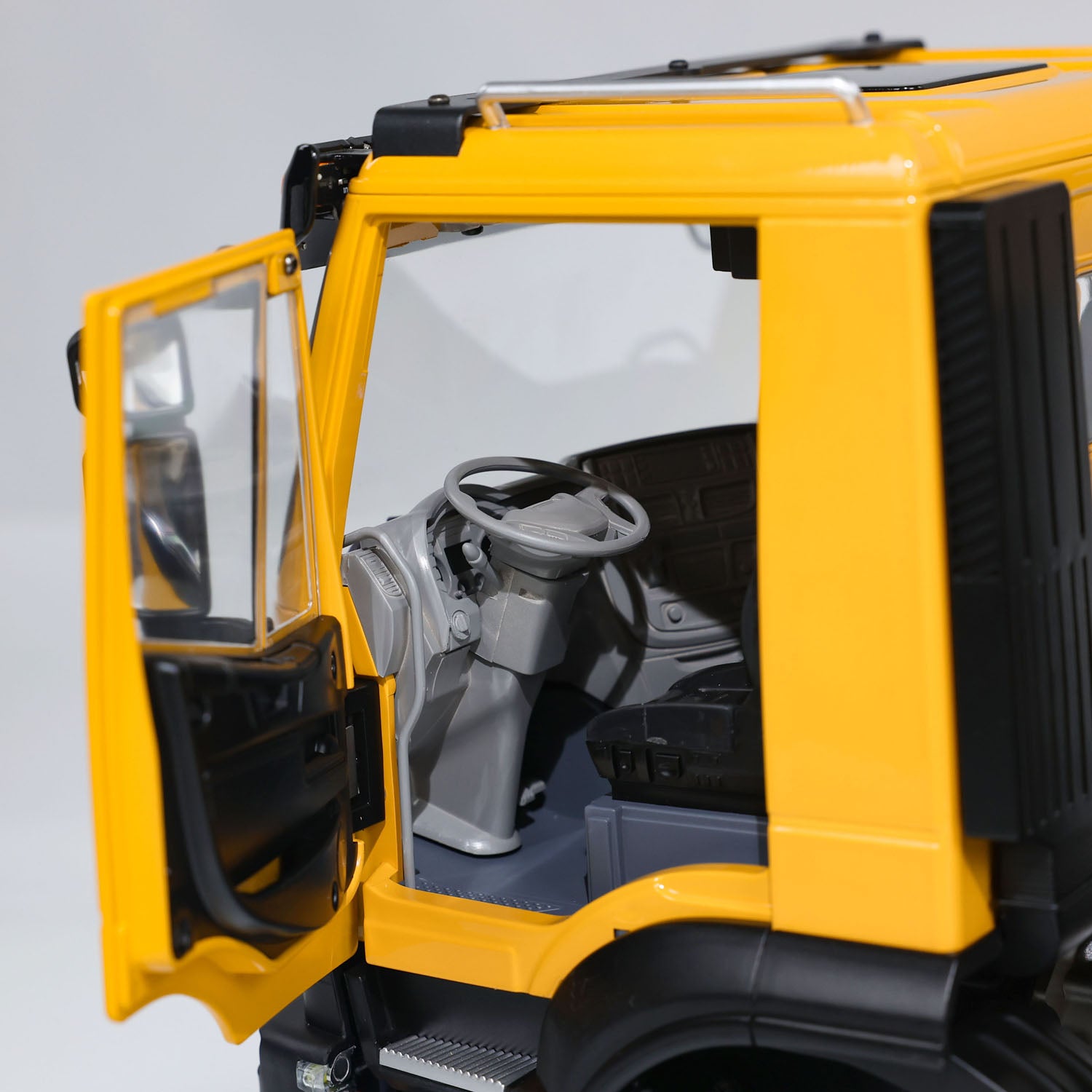 MD 1/14 8x8 metal hydraulic RC dump truck openable left cab door detail