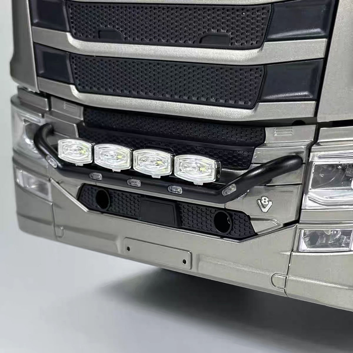 MD 1/14 RC 4x4 Tractor Truck 770S Base Taupe Bumper Close-Up, Auxiliary Spot Light Simulation