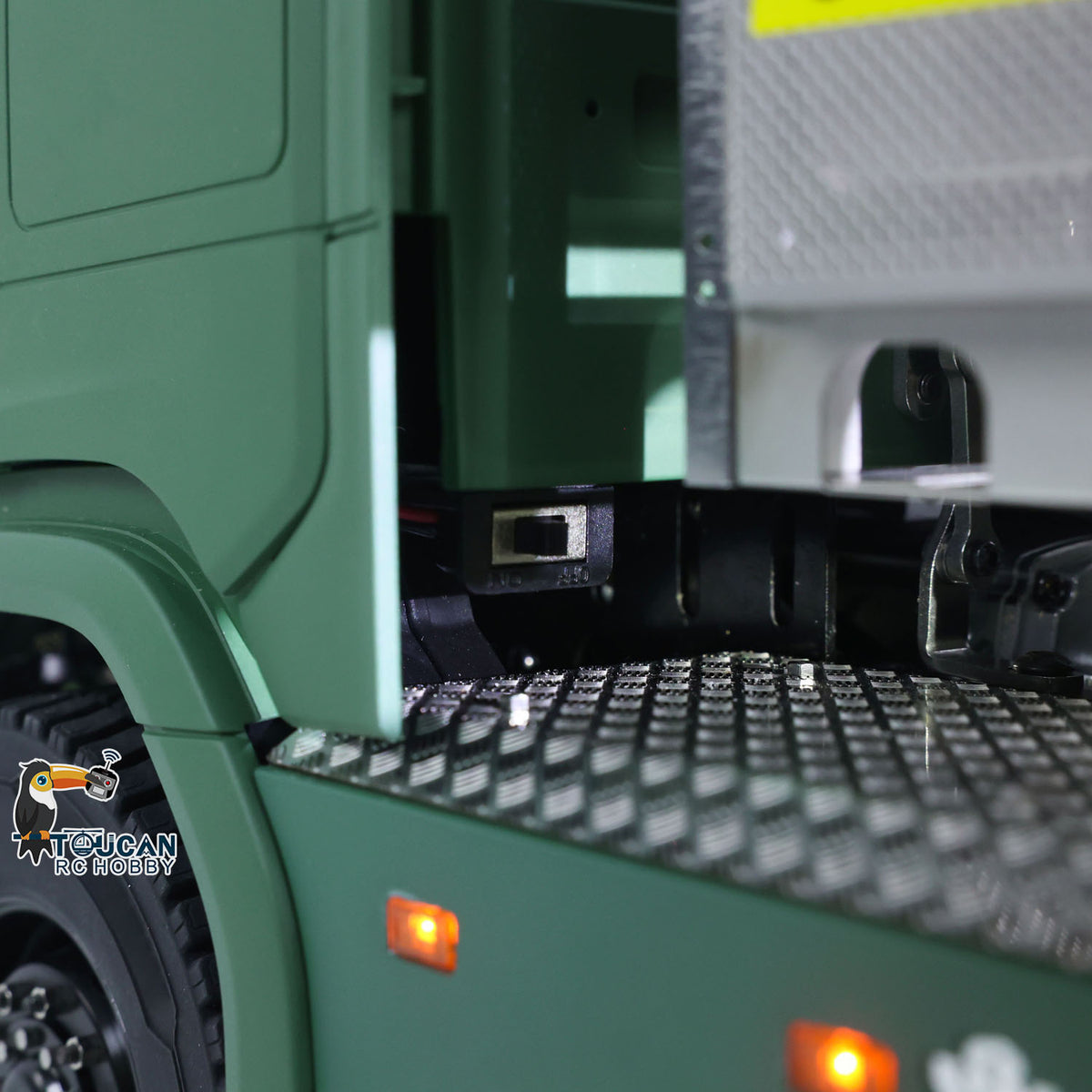 MD 1/14 RC 8x8 Metal Tractor Truck Cab Suspension Chassis Close-Up,Realistic Cab Suspension System