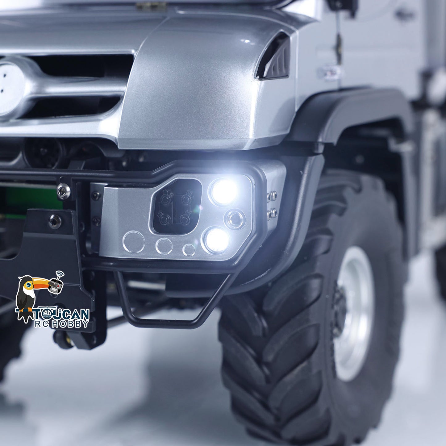 MD U423 1/10 4x4 RC crawler LED headlight detail