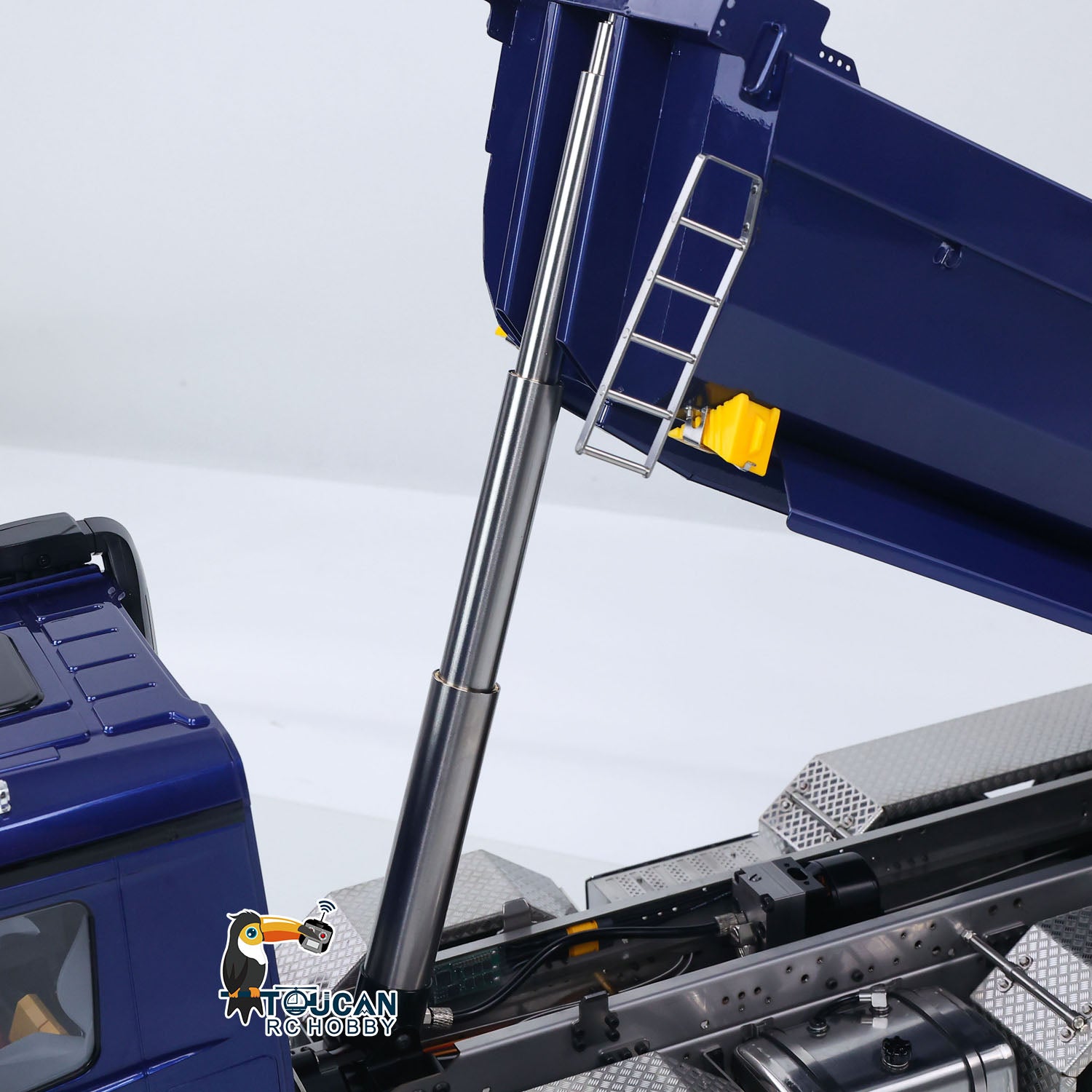MD 1/14 RC BZ 8x8 Dump Truck 3348 Hydraulic Lifting Cylinder Close‑Up, Side Ladder And Hydraulic Pipeline Components
