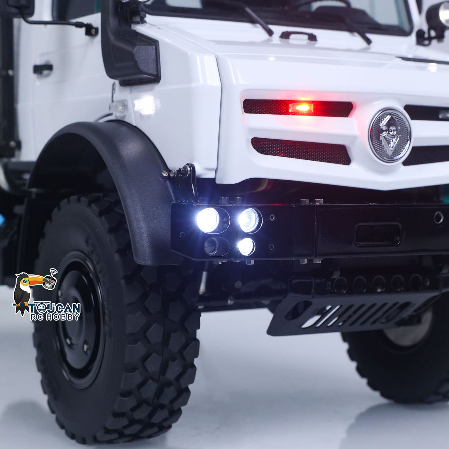 LS-1 1/14 RC truck front headlight smoke light system Unimog U4023 LED lighting detail