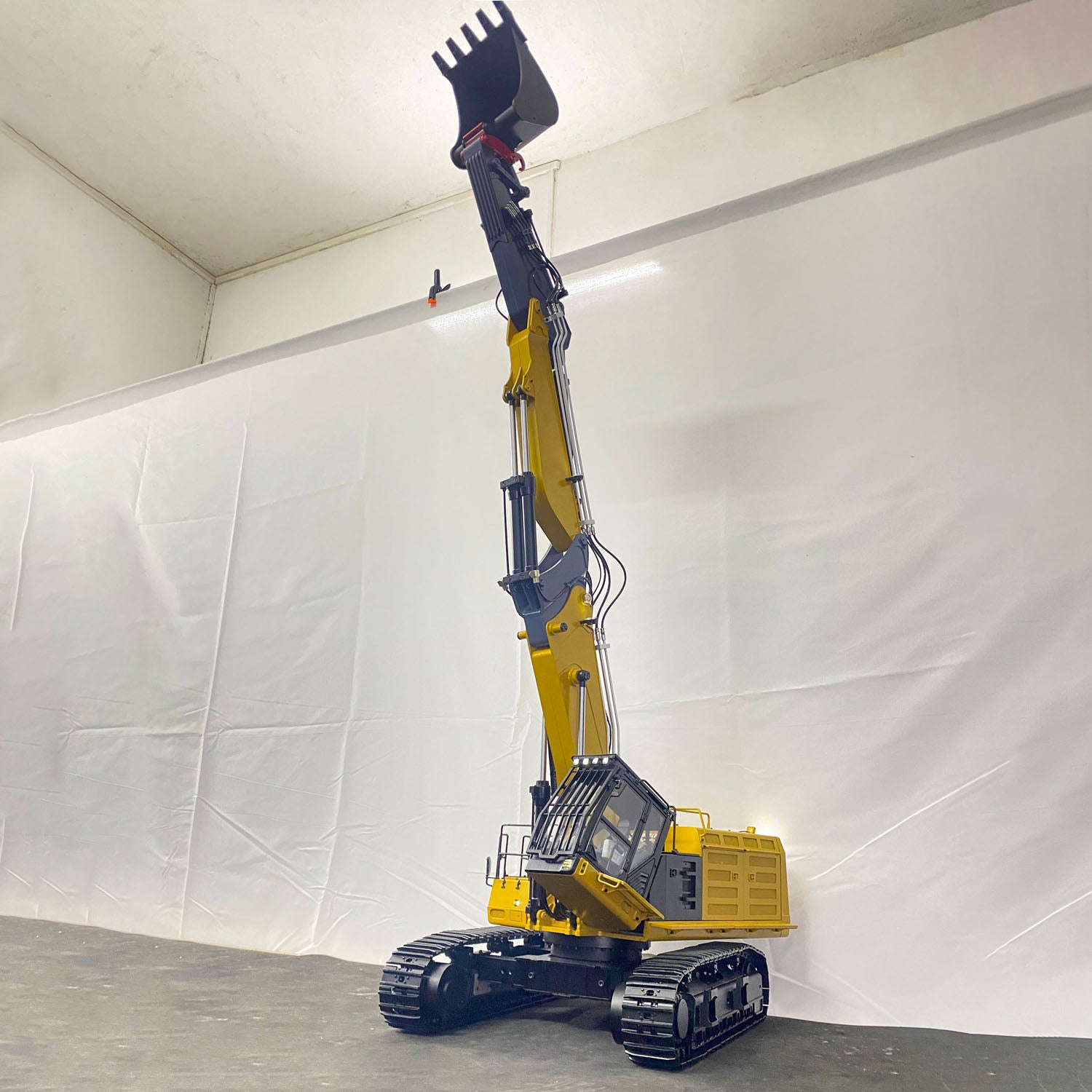 1/14 scale metal hydraulic excavator yellow RC digger with 3 boom arms overview shot