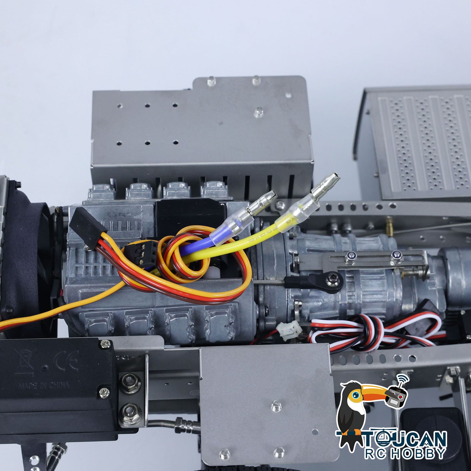 Mercedes AROCS RC articulated truck 3 speed transmission motor servo detail
