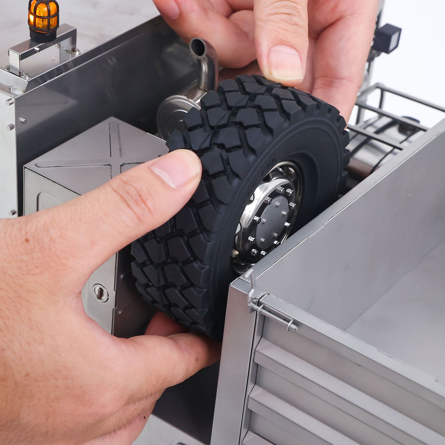 ScaleC 1/14 RC Metal T815 TATRA 6X6 Truck Wheel Disassembly Demo, Show Hub Screw Fastening Structure, Heavy‑Duty Off‑Road Tire Accessory