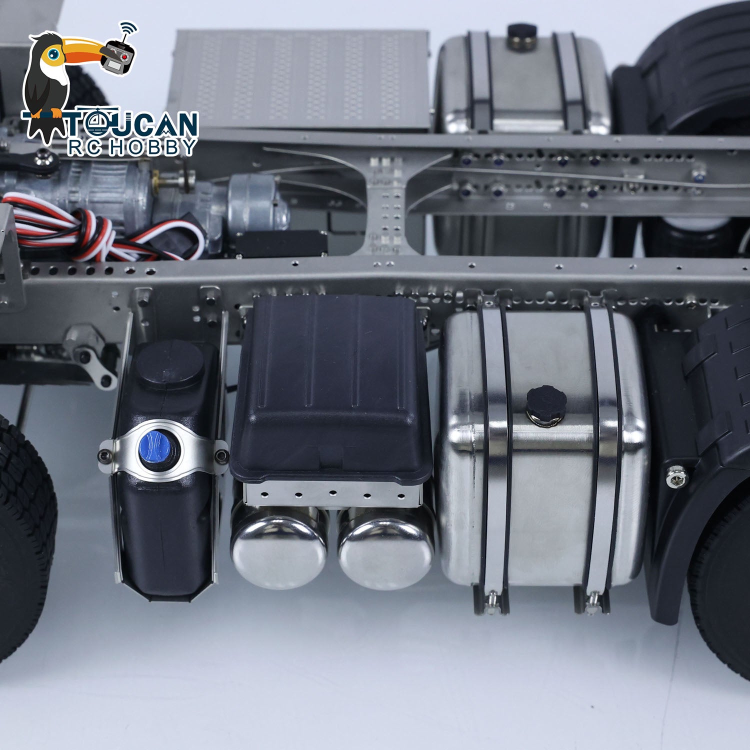 RC truck 6x6 metal chassis locking differential system detail close up ScaleC