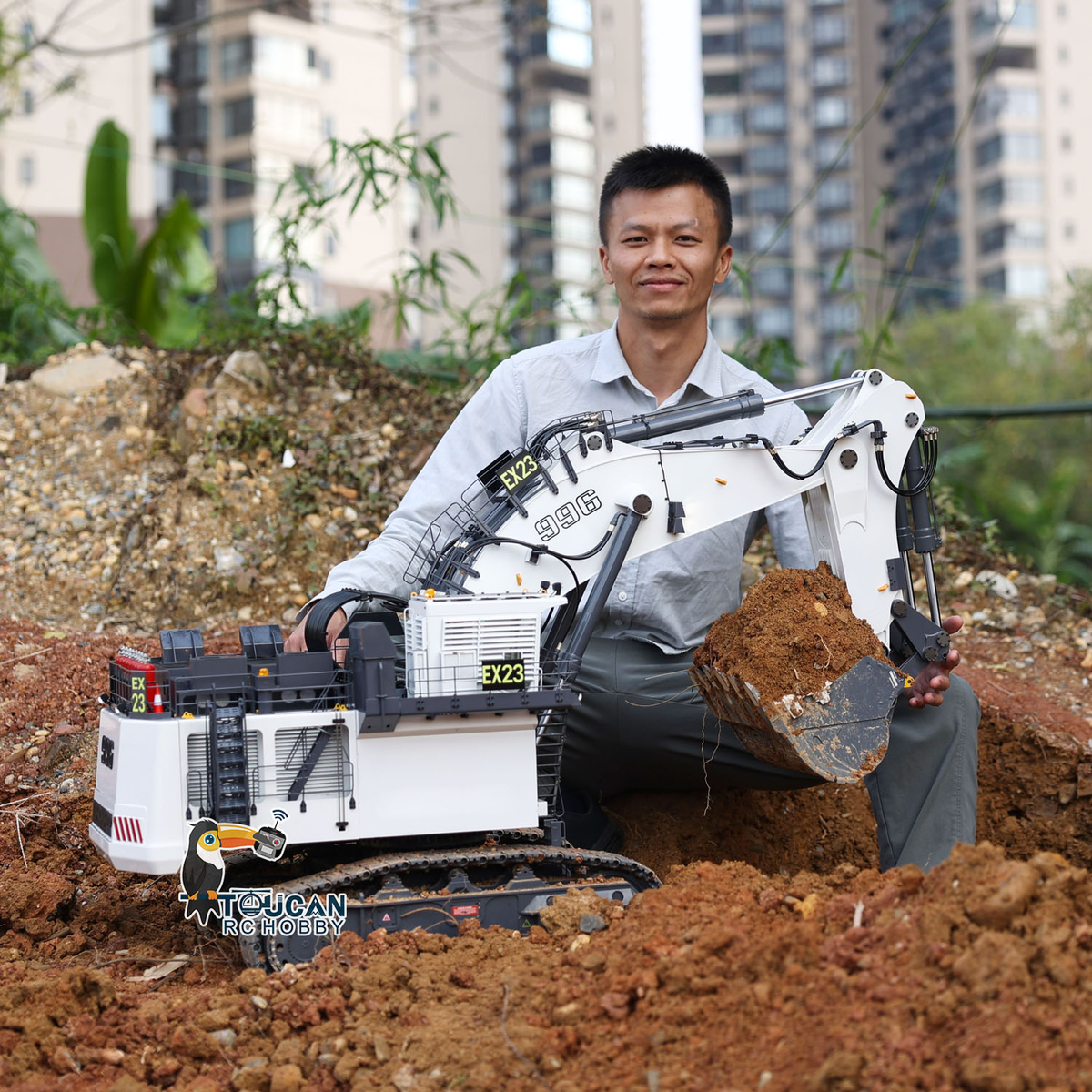 SFROG 996 1/20 RC All‑Metal Hydraulic Crawler Excavator Finished Model, White Body, 4‑Pump Hydraulic System, Light & Sound System, Frsky Taranis XE Transmitter, Battery And Charger Not Included, Outdoor Working Scene Scale Display