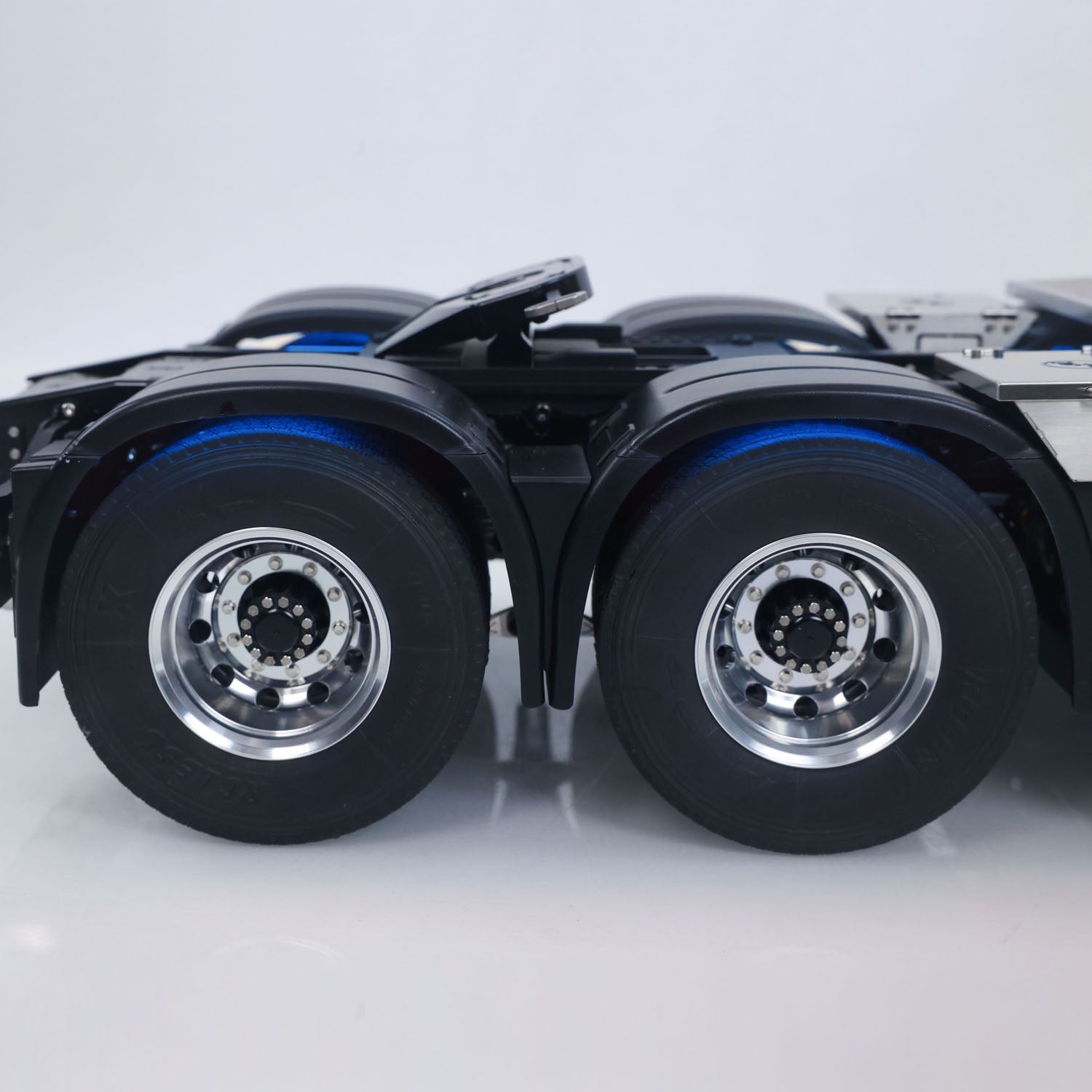 TOUCAN 56360 1/14 RC 8X8 Tractor Truck Rear Wheel Hub Close-Up, Metal Hub, High-Quality Rubber Tire & Simulated Locking Differential Axle