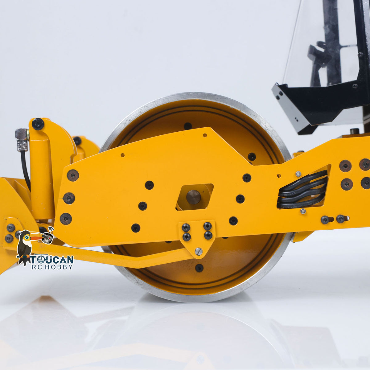 TOUCAN BSM CS11 1/12 Hydraulic Road Roller Drum Joint Close-Up, Articulated Frame & Hydraulic Connection Structure Detail, Precise Hydraulic Control